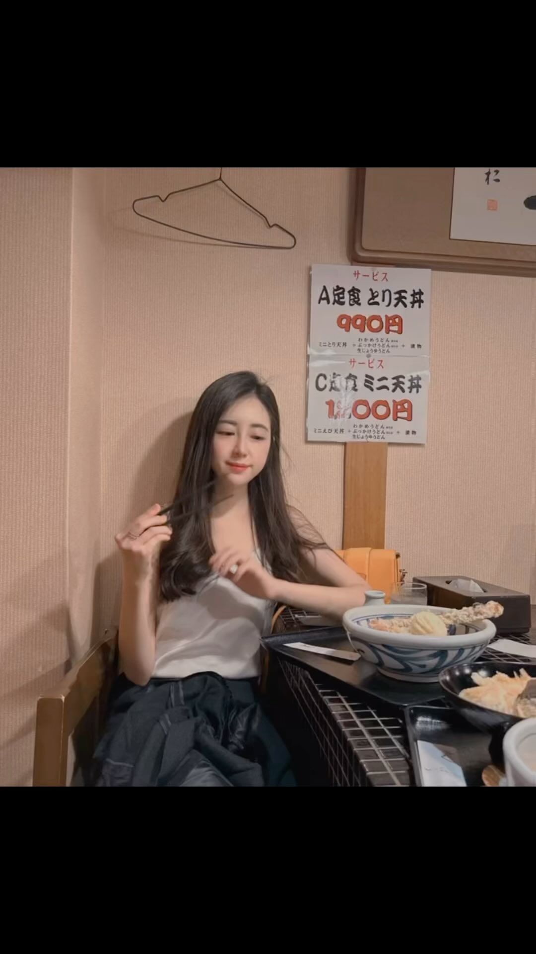 #교토여행 

말 그대로 #일본먹방여행 
#미슐랭스타우동 은 담백함 맛이었는데 면발이 쫄깃해서 구웃!! 
#미슐랭스타라멘 #멘야이노이치하나레 
명성에 맞게 낮에 줄을 서서 들어가는데 비주얼도 이쁘구 맛도 깔끔!!
#함박스테이크 는 육즙이 많고 너무 부드러운 한국과는 다른 맛이다 ㅋ
조금 느끼할 수는 있지만 ㅋㅋㅋㅋㅋㅋㅋ야끼니꾸는 말모.😋

#신사이바시  내가 봐왔던 일본의 템플 느낌과는 확실히 달랐다 ㅋㅋ 
사진 찍으려면 굿 타이밍 맞추기는 필수 .

#kyototravel #교토맛집