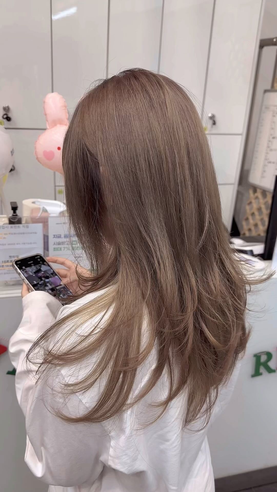 #대구염색#샌드베이지

분위기 있는 컬러 #샌드베이지

은은한 애쉬 반사빛으로
퇴색되어도 예쁜컬러✨

#대구탈색#대구염색