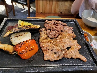 육고기는 뼈에 붙어 있는 살이 가장 맛있죠.

가위와 집게만으로 잘 벗겨서 먹었더니....

와우~~정말로 고소하네요.

청계산 윈터골 입구에 있는 부안애서에 방문해서 돌갈비 를 먹었습니다.

건강한 식재료를 사용하는 #청계산맛집 #부안애서 깔끔한 메뉴와 분위기로 이미 #서초맛집 등극한 듯​

 듬뿍 들어있던 두부도 야들야들 맛있고요

김치찌개 국물도 얼큰하고 시원하고,

흰밥이랑 먹으면 환상의 궁합이에요~~ 
돌갈비 구워지기 전에 김치찌개랑 밥이랑 

쌈싸먹고 김싸먹고 거의 한 공기 다 클리어 ㅋㅋㅋ

간만에 집밥보다 맛난 한식이었어요