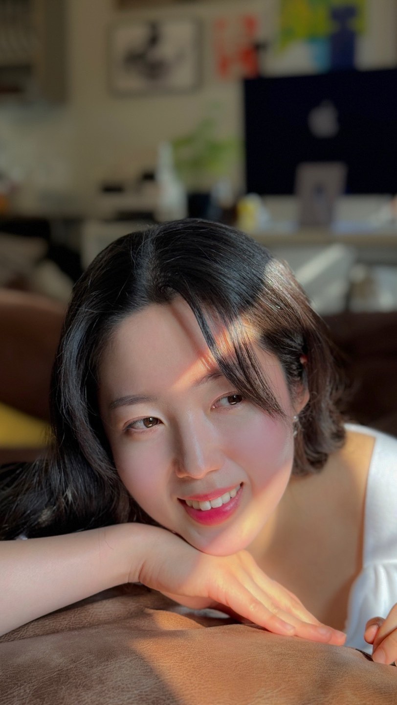 처음으로 찍어본 아이폰 스냅사진, 인스타로 평소 소통했었던 더찌작가님을 실제로 만나서 촬영하고 왔어요💚

작가님 인스타를 3월부터 보면서 너무 감각적이라 나중에 꼭 촬영 문의해보고 싶다라는 생각을 했었는데
@jjingee__ @deoz_zi 원데이 스냅촬영 커뮤니티라는 좋은 기회로 연말에 좋은 추억 남기고 왔습니다 🎄✨

이 날 반차내고 1시간을 달려왔는데 피곤하지 않을만큼 너무나 뜻깊은 시간이었어요!
저의 모습을 이렇게 아름답게 담아주셔서 너무 감사하고, 함께 만난 촬영한 3분도 너무 반가웠습니다.
계속 좋은 인연 만들어가요..🎈

With @aqu_a_qua @pellong.pellong @healthy_stacy ❤️❤️❤️

📍웜플레이
서울 용산구 원효로93길 18-35 1.5층
남영역 1번 출구에서 도보 5분