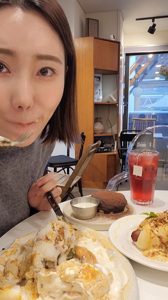 안녕!? 나 90년생 고윤지!
오늘은 코리안 트레디셔널 스윗 팬케이크
(#Koreandessert) 
"호떡"먹으러 다녀와쏘🌿

용리단길에 있는 💖에헤야서울💖
호떡을 메인으로 하는 호떡디저트카페야!

나는 ✅️인절미호떡 ✅️청양핫또그 ✅️ 쇼콜라호떡
세가지 주문했는데 전부 다 맛있게 먹었어!

난 인절미호떡이 비쥬얼도 좋고
달고 고소해서 젤 좋았고
느끼함이 살짝 올라올때쯤
청양핫도그를 먹으니까
아주 꿀 조합이더라고🐽

두세명이 가서 다양하게 주문하는거 왕 추천!👍

#용산호떡맛집
#K디저트 맛집
#빵지순례
#테라스와루프탑이예쁜카페

🐶반려동물 동반 (실내포함)가능하니
애기 산책시키는 김에 꼭 가보도록 해🐕

🚩에헤야서울 
서울 용산구 한강대로7길 22-11 (한강로3가) 2층

🚘주차 불가