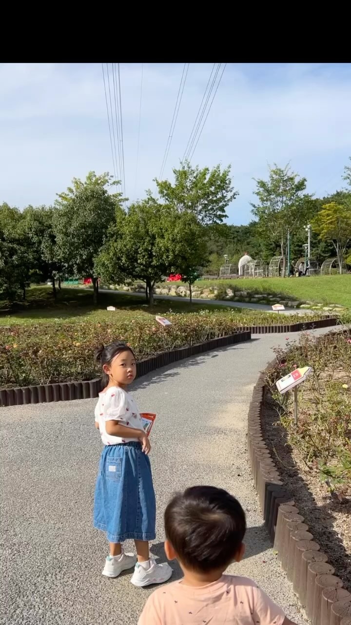 아가들과 함께한 주말나들이🤗 
울 막내 장미가시에 긁혀 팔둑에 상처가 생긴날😭
.
.
.
.
#울산 #울산대공원 #울산나들이 #울산데이트 #울산동물원 #울산장미공원 #울산아이랑 #울산맘 #울산남구 #대공원 #동물원 #아이랑 #장미공원 #장미축제 #주말나들이 #울산맘소통 #울산맘선팔 #울산맘맞팔 #울산맘스타그램 #울산맘일상 #울산맘소통해용 #울산맘육아