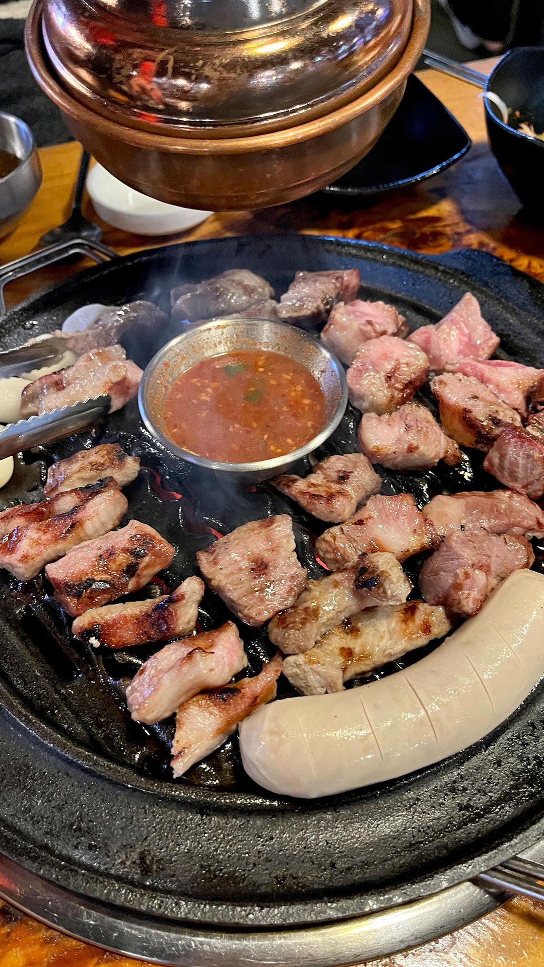 #협찬 #안양맛집 #인덕원맛집 #관양동맛집 #인덕원역맛집 #인덕원고기집 #인덕원삼겹살 #인덕원역고기집 #인덕원역삼겹살 #안양이베리코 #한돈만

✨한돈만 인덕원✨
이베리코 모듬세트 먹었는데
참숯 화로구이에서 직접 구워주시니 
불향 가득하고 부드러워서 더 맛있어요

사이드 메뉴 샐러드, 반찬도 맛있고
셀프바가 있어서 푸짐하게 먹기 좋아요
묵사발이랑 된장찌개 조화가 굿굿!

테이블도 많고 안에 룸이 있어서
단체모임, 연말회식 장소로 추천해요

⏰영업시간 11:00 ~ 익일 00:00 
라스트오더 22시30분

📌경기 안양시 동안구 흥안대로507번길 11

🚘가게 앞으로 주차가능 / 공영주차장 주차가능