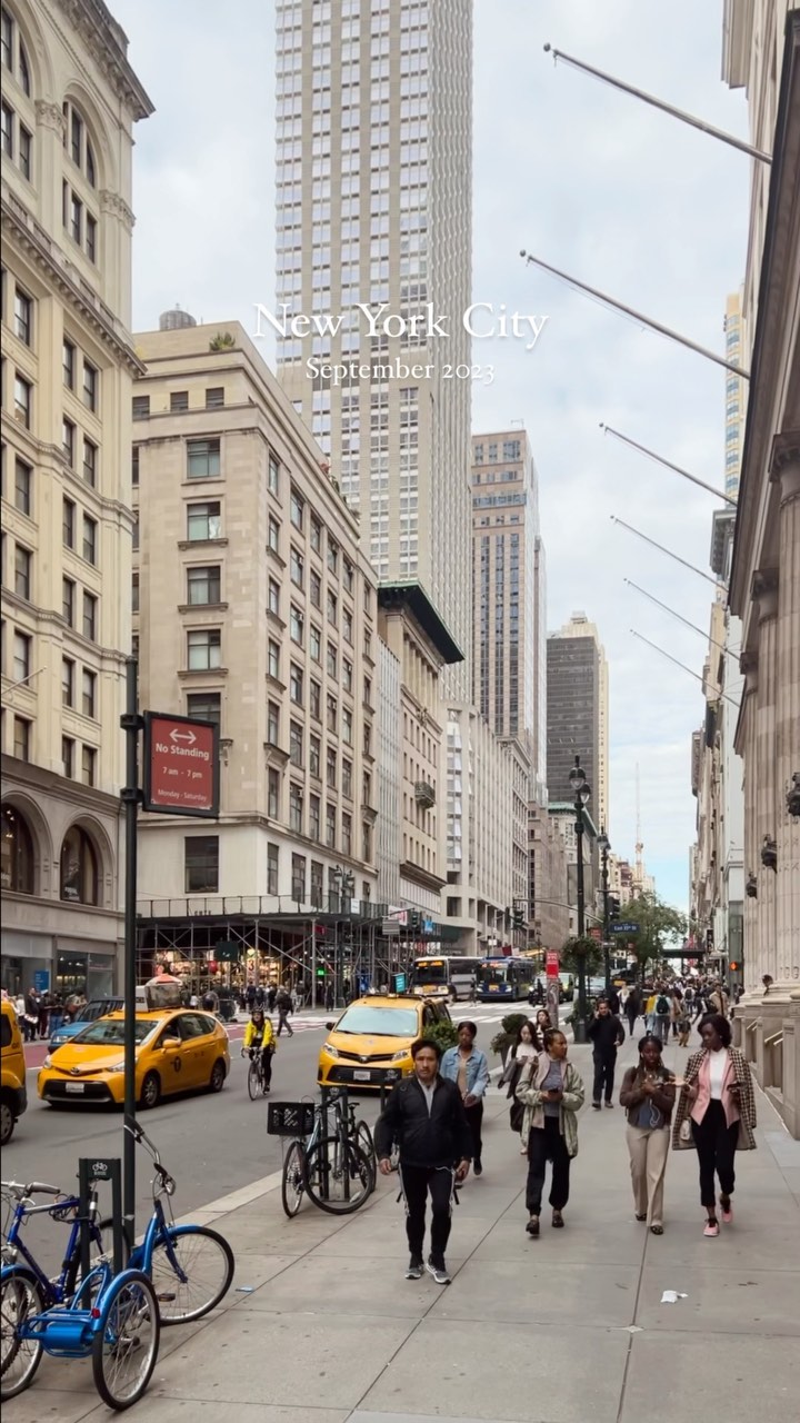 🇺🇸 New York City on Sep. 25 - Oct. 1
🗽🗽🗽
Finally It’s done 
더 아득해지기 전에 후다닥 만들어 본 릴스
사진이 많다는 이유로 오래도 미뤘다

친절했던 사람들
비 오는 날 먹은 에그 베네딕트, 스타벅스에서 혼자 마신 커피, 유명한 각종 베이글, 버거, 스무디 등등 이때마다 꼭 옆에서 말 걸어주던 유쾌한 아메리칸들 

벌써 그리운 뉴욕 🇺🇸 

#newyork #nyc #newyorkcity #reels #followforfollowback
#usa #ny #timessquare #centralpark #newyorker #travel #trip #뉴욕 #뉴욕여행