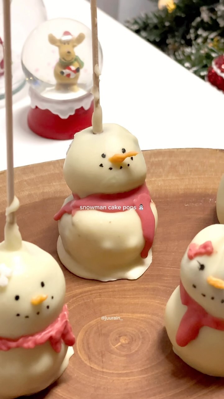 snowman cake pops ☃️ 눈사람 케이크 팝 

baking therapy 🫶🏻

진짜 한번쯤은 꼭 만들어보고 싶었던 눈사람 케이크 팝 🤍
집에 있는 아무 빵이든 디저트든 남는거 처리하기 너무 좋은 디저트에요 !! 
잘 뭉치지 않는다면 버터나 크림치즈를 소량 넣고 섞어보세요 :) 

그나저나.. 초반 영상이 좀 흐리죠.. 
엉엉 앞으로 렌즈 뽝뽝 닦고 촬영할게요 😭

더 많은 크리스마스 아이디어를 얻고 싶으시다면 팔로우 해주세요 🤍
follow for more Christmas ideas 🤍

#homebaking #christmasbaking #christmasdessert #holidayseason #christmas #snowman #cakepops #christmasideas #크리스마스 #크리스마스베이킹 #홈베이킹 #눈사람 #눈사람케이크 #クリスマス #クリスマスケーキ #お菓子作り #スノーマン