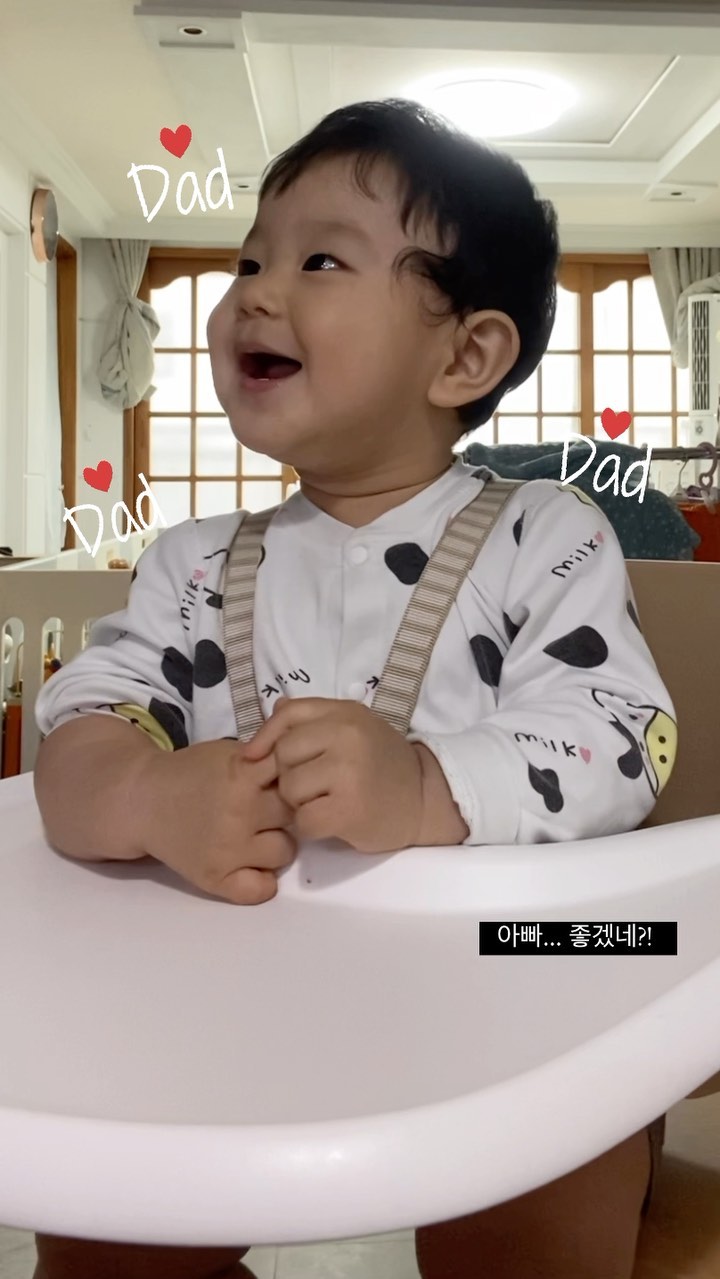 _
아빠는 좋겠네?! 

엄마가 
이유식도 만들어주고,
이유식도 먹여주고,
같이 놀아도 주고, 
잠도 재워주고,

나도 하는거 많은데.... 
아빠만 불러주기 있냐 아들?!

뭐 아빠가,
몸으로 놀아도 주고,
목욕도 시켜주고,
매일 등원도 시켜주긴 하지만.... 그래도 🥲

막판에 엄마 불러주는척 훼이크는 모야 ㅋㅋㅋ 

#아빠바라기 #흑호랑이띠아기 #아빠와아들
#불러도대답없는_출근한아빠 #엄마는괜찮아😂