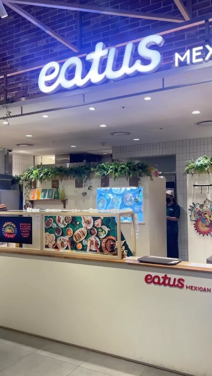🌮
Fresh, Healthy, Tasty!
캐주얼 멕시칸 이터스 가보자잇 💫

1. 맛
신선한 야채와 고기 그리고 소스가 조화롭다
이색적인 맛은 아니지만 신선하고 건강한 맛이 느껴진다

2. 양
야채, 고기, 소스 부족함 없이 퍼준다
돼식가 둘이 세트 하나에 단품 하나 먹고 배터져 죽는줄 😵

3. 가격
단품기준 7천원에서 1만원대
고물가 시대에 이 가격이면 아주 혜자스럽다😍

4.한줄평
돈은 없고 멕시칸 요리가 먹고싶다면 이터스 😉

📍서울 송파구 올림픽로 300 롯데월드몰 지하1층
⏰10:30-22:00

#먹스타그램 #타코맛집 #브리또맛집 #다이어트요리 #잠실롯데