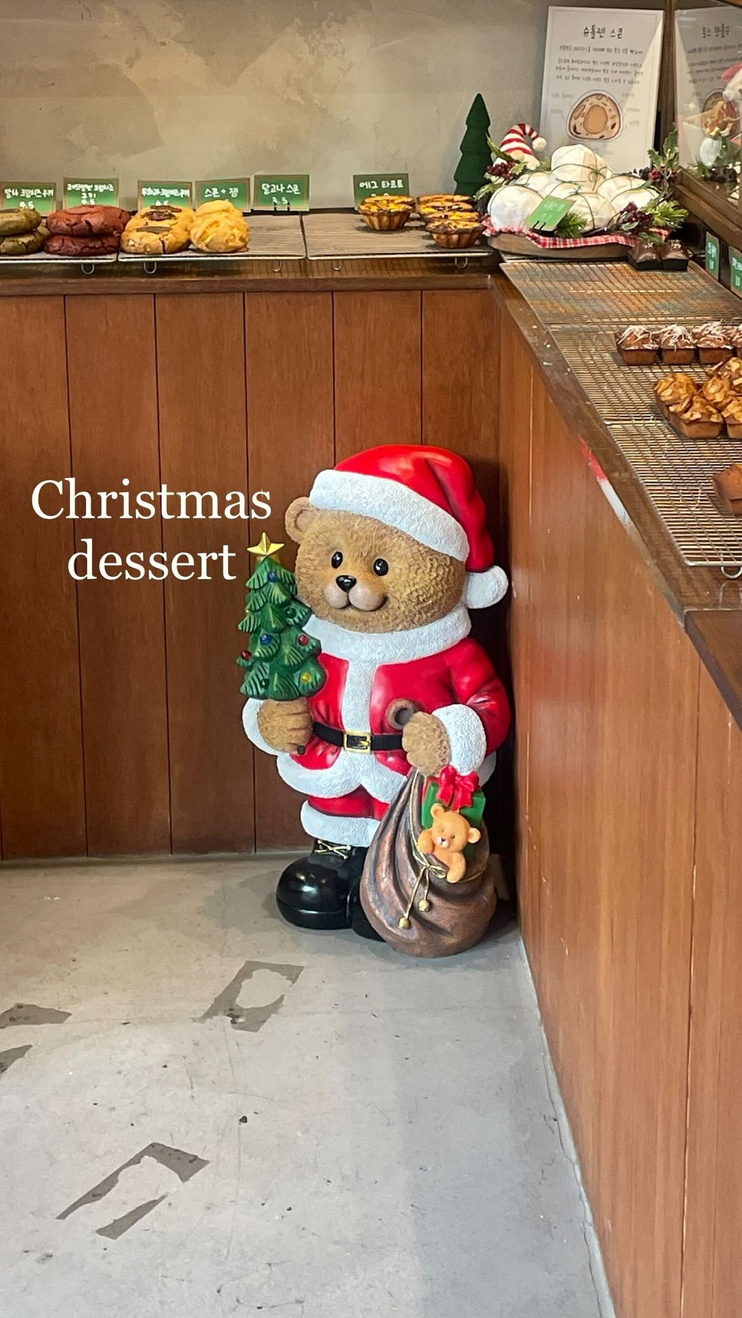 디저트타임..🎄
눈앞에 두고 처음 가본 디저트샵
클쓰마스 분위기나네 쿠키,에그타르트 다 맛있다
고소한 아이스아메리카노 취향저격 탕탕💛
산들이랑 마주앉아서 달콤한 시간 (〃´𓎟`〃)

/ 천안 신불당동 [ 제과상점 ]
 
 불당21로 40 호반 2차상가 B101호
 매장내 2인 테이블 2개 ( 총 4좌석 )
 11:00 - 21:00 open (재료소진시 조기마감)

#신불당맛집 #불당동맛집 #불당동디저트 #신불당디저트
#신불당제과상점 #제과상점 #불당동제과상점 #천안맛집
#천안카페 #불당동카페 #신불당카페 #천안크리스마스케이크
#불당동크리스마스케이크 #불당동케이크 #신불당케이크
#천안핫플 #아산핫플 #불당동핫플 #불당동데이트 #신불당
#천안데이트 #천안가볼만한곳