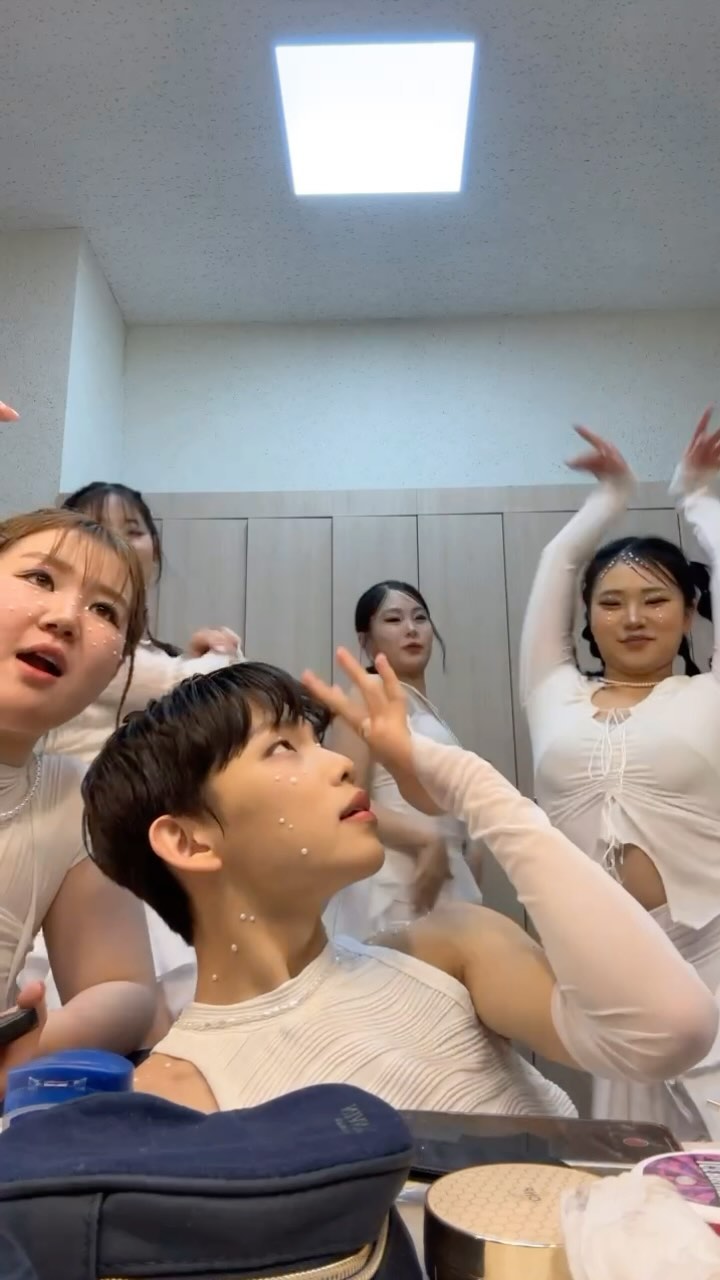 당분간 배꼽빠질 일은 없을거 같아 슬프밍 
 (너무)심해 🌊🧜‍♀️ 사랑해 🤍🤍
