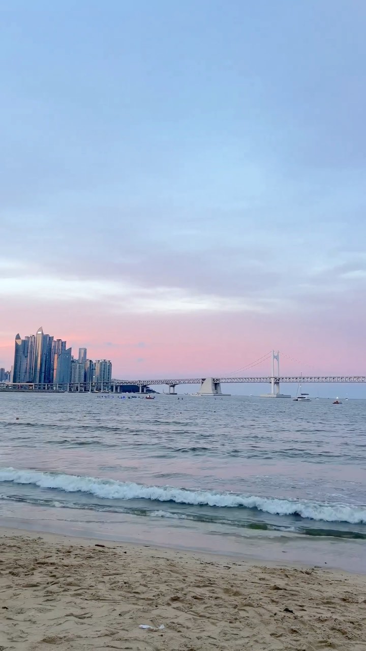 해질녘 광안리의 낭만이 극대화되는 시간☁️💖
부산 가면 이 핑크색 하늘 꼭 보고와주세요😌
📍광안리해수욕장

#gwanganbeach 
#pinkskies 
#광안리해수욕장#핑크하늘