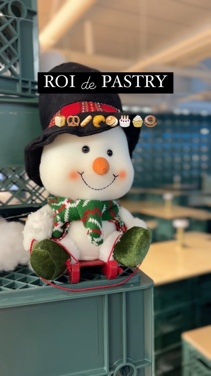 힙한 분위기의 빵집이 등장했어요
🥖🥨🍞🥯🧁🎂
안쪽 테이블에 약간 뉴욕 그런 분위기가 촤라~
rgrg?ㅋㅋㅋ

남부터미널에 있는 로이드 페스츄리의 프랜차이즈인가봐요
페스츄리랑 소금빵으로 유명한 맛집이라고 합니다

단점이라면 마트 안쪽이라 좀 시끄럽다는 점?
소금빵 맛집, 커피맛 조음

마트에서 장보고 커피한잔 하기 좋겠습니다
마침 오픈기념 할인 진행중이니까 구경가보아용~

📍 로이드페스츄리 동탄호수공원점
📍시나몬롤 4.000 만원은/ 소금빵 2.500
🅿️ 주차 가능, 포장, 취식 가능

#로이드페스츄리