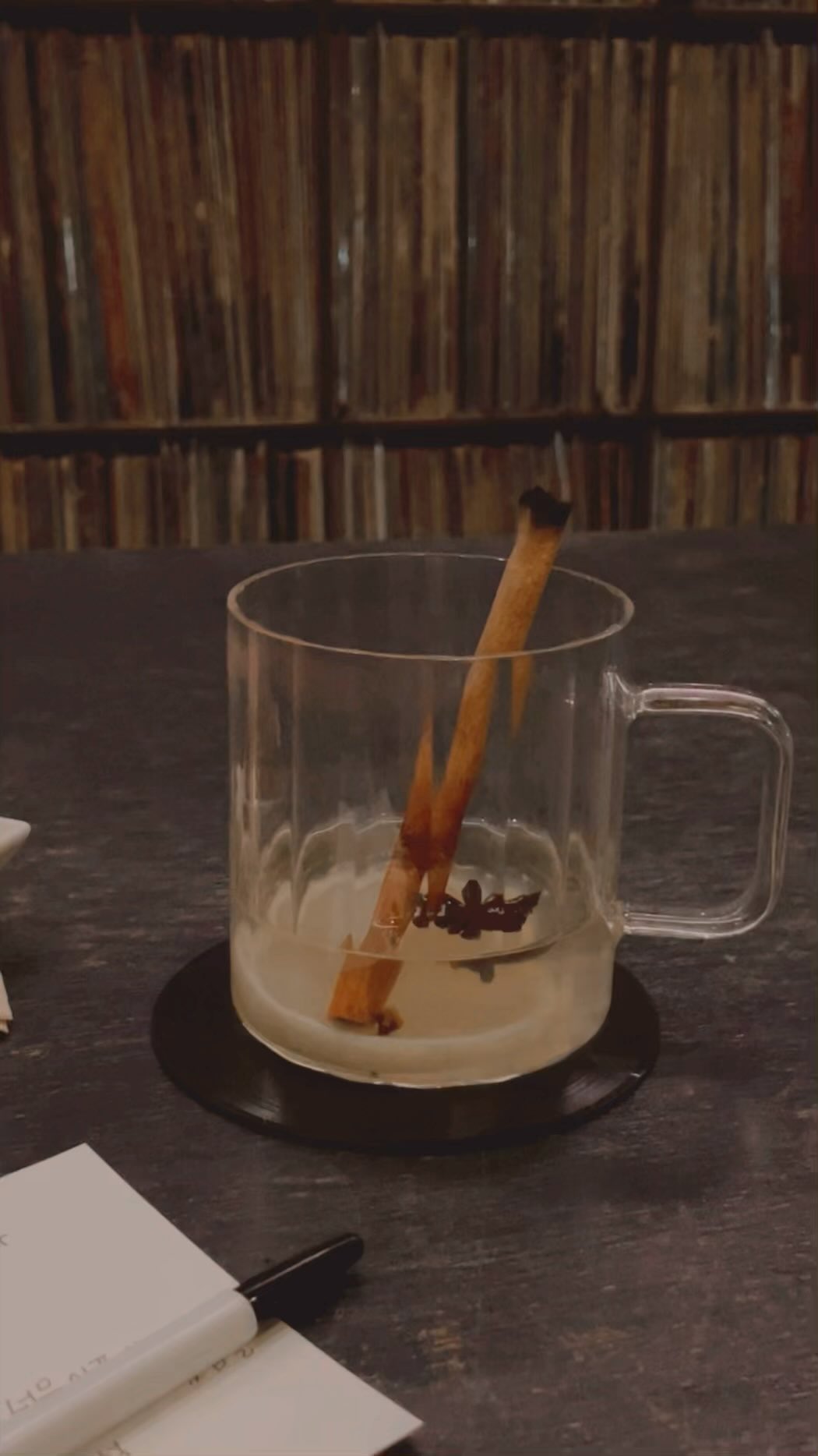 10년 만에 다시 찾은 서쪽 마틸다 🥃🖤
중학교친구와 우연히 찾은 이곳은 그때보다 (더 많이) 유명해졌고 조금 변했지만 여전히도 좋다.
칵테일 몇 잔에 졸린 눈하고 그만 숙소로 돌아가자며 일어나다, 흘러나오는 멜로디에 짠 듯이 반짝이는 눈을 맞추고. ‘크-‘ 이 곡까지만 듣고 나가자 하길 반복하다 마감까지 궁댕이 못떼구 신청곡을 메우던 그 날. 그러고도 아쉬워 고내포구에 앉아 아침해를 맞이하던 그 때😳
그 때가 그립다기보단 돌아갈 수 없기에 애틋하고, 이제와 돌아보며 웃음 짓게 돼. 또 그렇기에 지금을 더 소중히 여길 줄 알게 된거지.
그렇게 오랜 시간이 지나 마음(만)은 아직 그때에 머물고 있는 날 다듬고 도닥이며 또 새로운 한 해를 맞이해야지. 어쨌거나 저쨌거나 #노고지리는못참치☕️