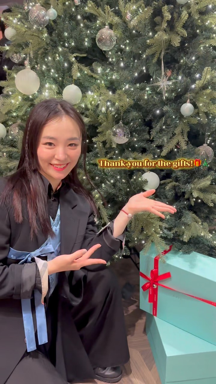 🎄크리스마스 파티의 시작!🌃✨
글로벌 뷰티 브랜드 “엑시스와이”와 함께😎

I was invited to an exclusive Christmas party🥂
 by @axisy_official ✨
It was a joyful time 
making new friends and receiving gifts.🎁🎉
Thank you, Axis-Y!🫶🏻
I also had the opportunity to introduce Korean traditional arts to my Russian friends. 
It was a wonderful time!
I‘ll show you in the video next week!😎

Thanks to @littleandbigagency , I've been given many grateful opportunities lately, and I'm truly enjoying it.🕺🏻🎀

#엑시스와이 #크리스마스파티 
#axisy #christmagift #privateparty
