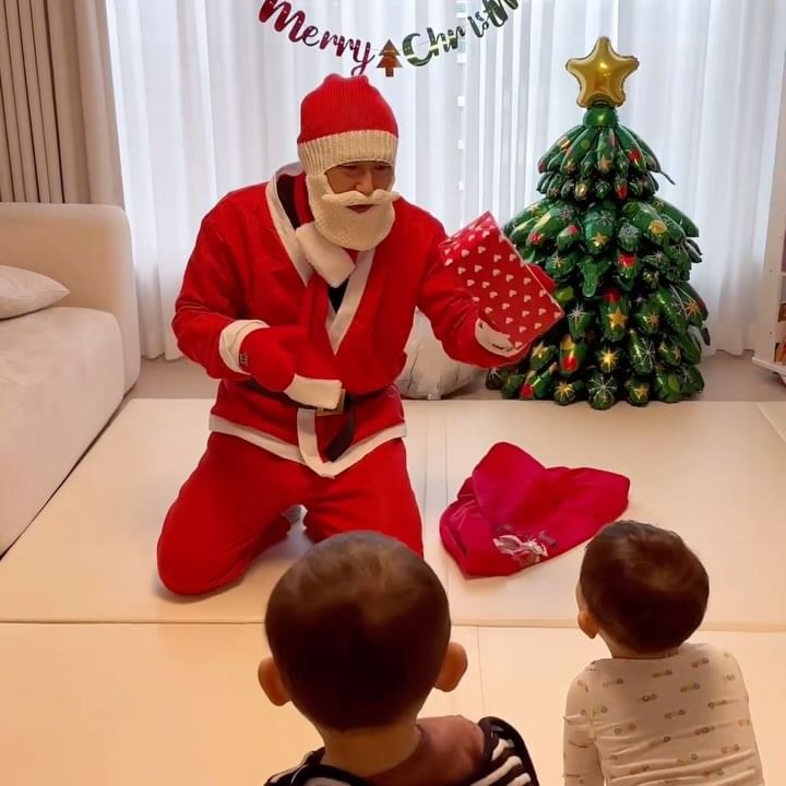 🎅🏻♥️

우리집 산타 아빠 너무 자연스럽게
집 들어 오고 나가서 도어락 비번 누르고 들어 올 기세임
ㅋㅋㅋㅋㅋㅋㅋㅋㅋ

그래서 그런지 건민이는 산타할아버지 간다니
“아빠 잘가🎅🏻♥️” 아빠 돌아오니 “아빠 고마워 ♥️”라고
ㅋㅋㅋㅋㅋㅋㅋㅋㅋㅋㅋ

시훈이는 무서운지 엄마한테 숨다가
선물주니 좋아함♥️

너네들이 좋아하니 이걸로 됐지 모 🎄

#크리스마스#메리크리스마스#산타#산타할아버지#아빠산타