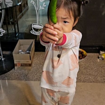 와 ~ 안매운 고추라지만!!
아가가 고추도 먹어? ㅎㅎ
먹어보라고 주고 걱정했지만 맛있게 먹는 모습에 어른들은 빵터진 😊
귀요미 ~ 먹순이!!
웃음 비타민 고마워❤️ 
.
.
.
@hamsoapharm
#함소아함박전#함소아#육아공모전#가족사진#함소아제약#어린이건상식품#육아이벤트#성장기어린이#공모전#청소년건강기눙식품#성장기어린이#내사랑