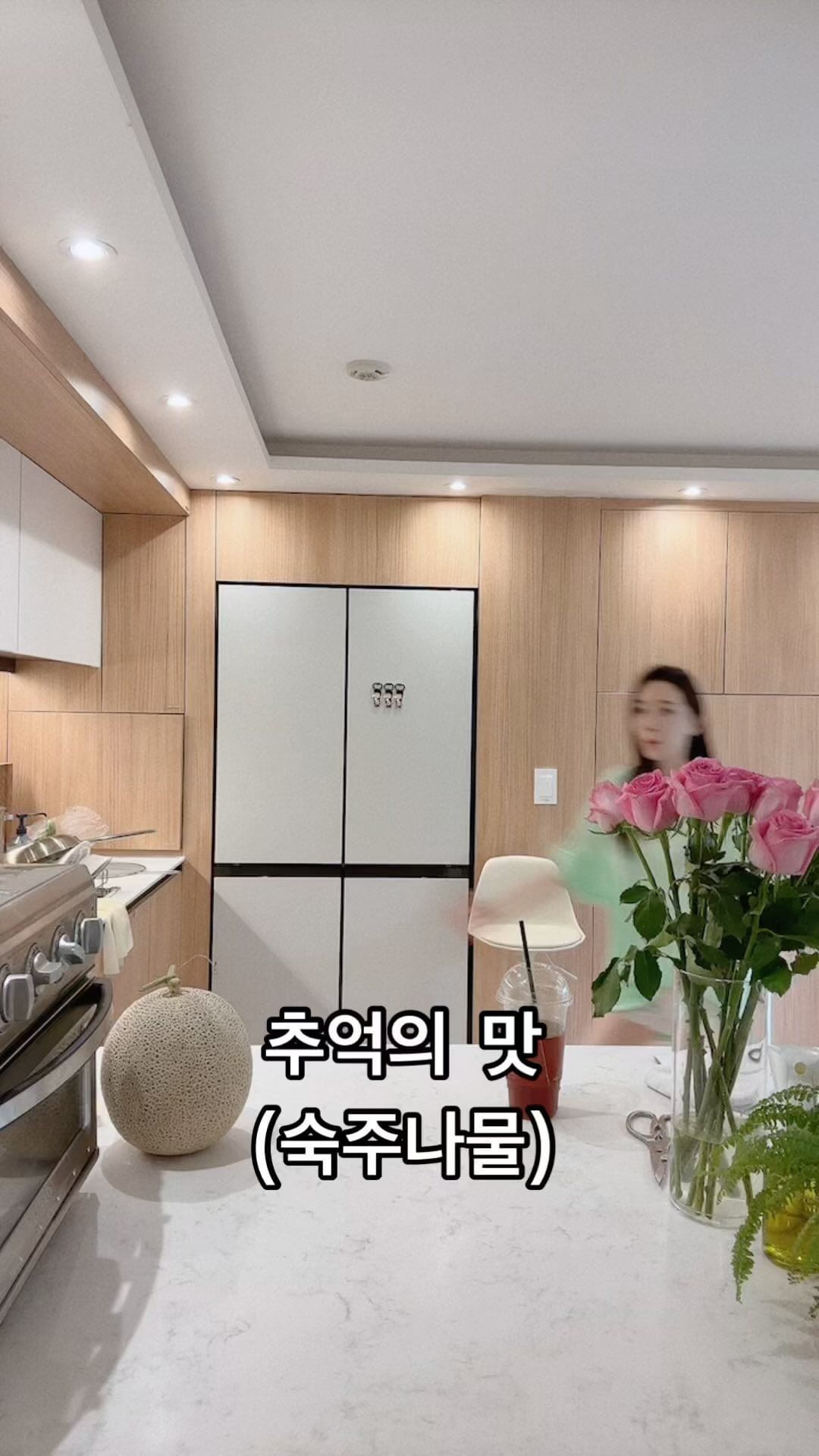 유튜브를 보다가
산더미처럼 쌓아놓은 숙주나물을 보고
저거다! 했어요😊
나 어렸을 땐
엄마가 자주 만들어줬는데
한창이나 안먹은거 같아
숙주 한봉 사왔어요.
레시피도 심플,
맛도 심플.
간보다가 한봉지 다 먹어버렸네요
😁😁😁
간단메뉴, 숙주나물 어떠세유?
#1분레시피
#오늘뭐먹지