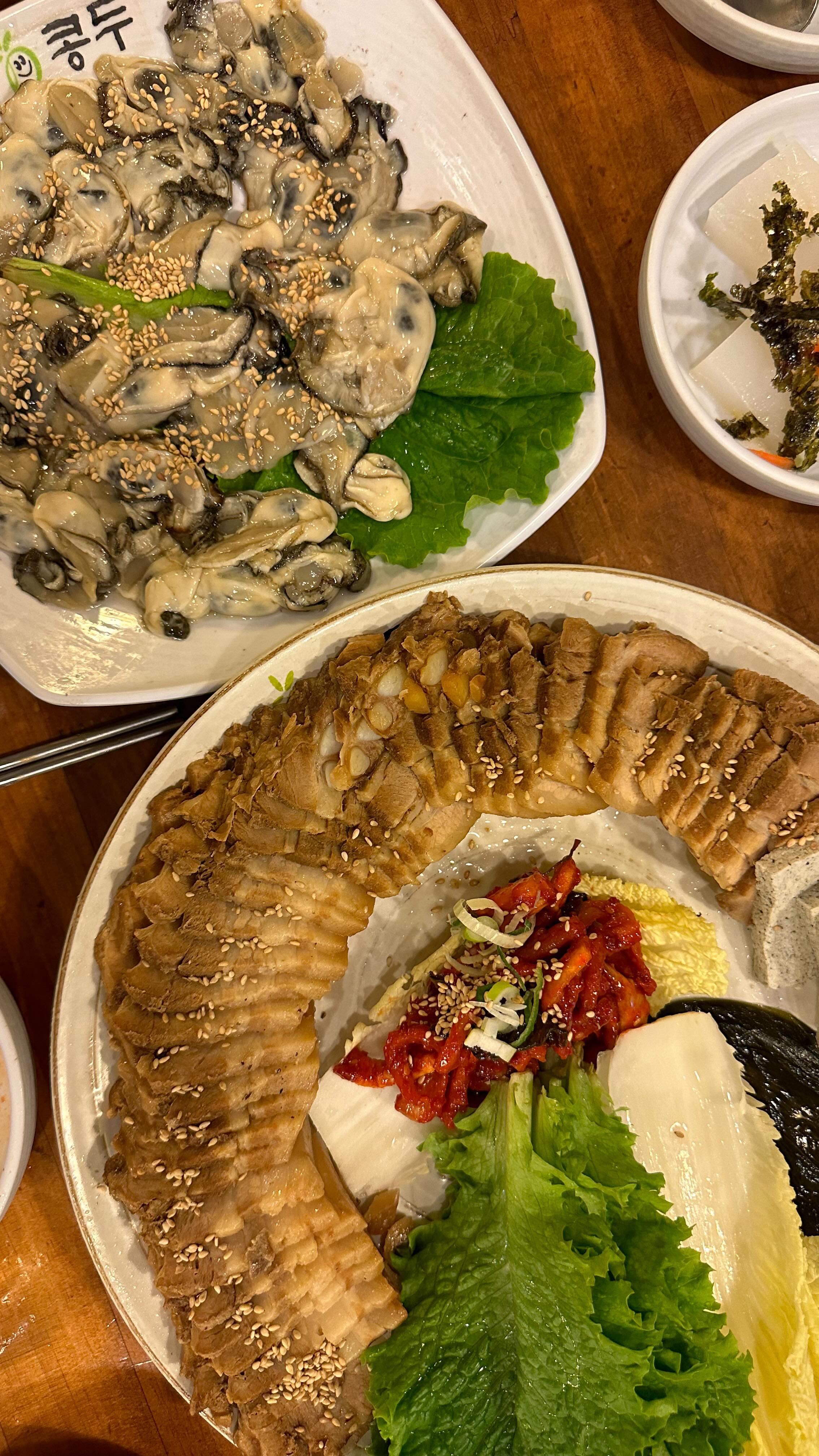 광명 굴보쌈 맛집🦪🦪🦪

요새 굴에 거의 미쳐있는데 동네에서 굴보쌈 맛집을 다녀옴!
식사 모든 메뉴들이 맛있..
📍철산로 15 웅진빌딩