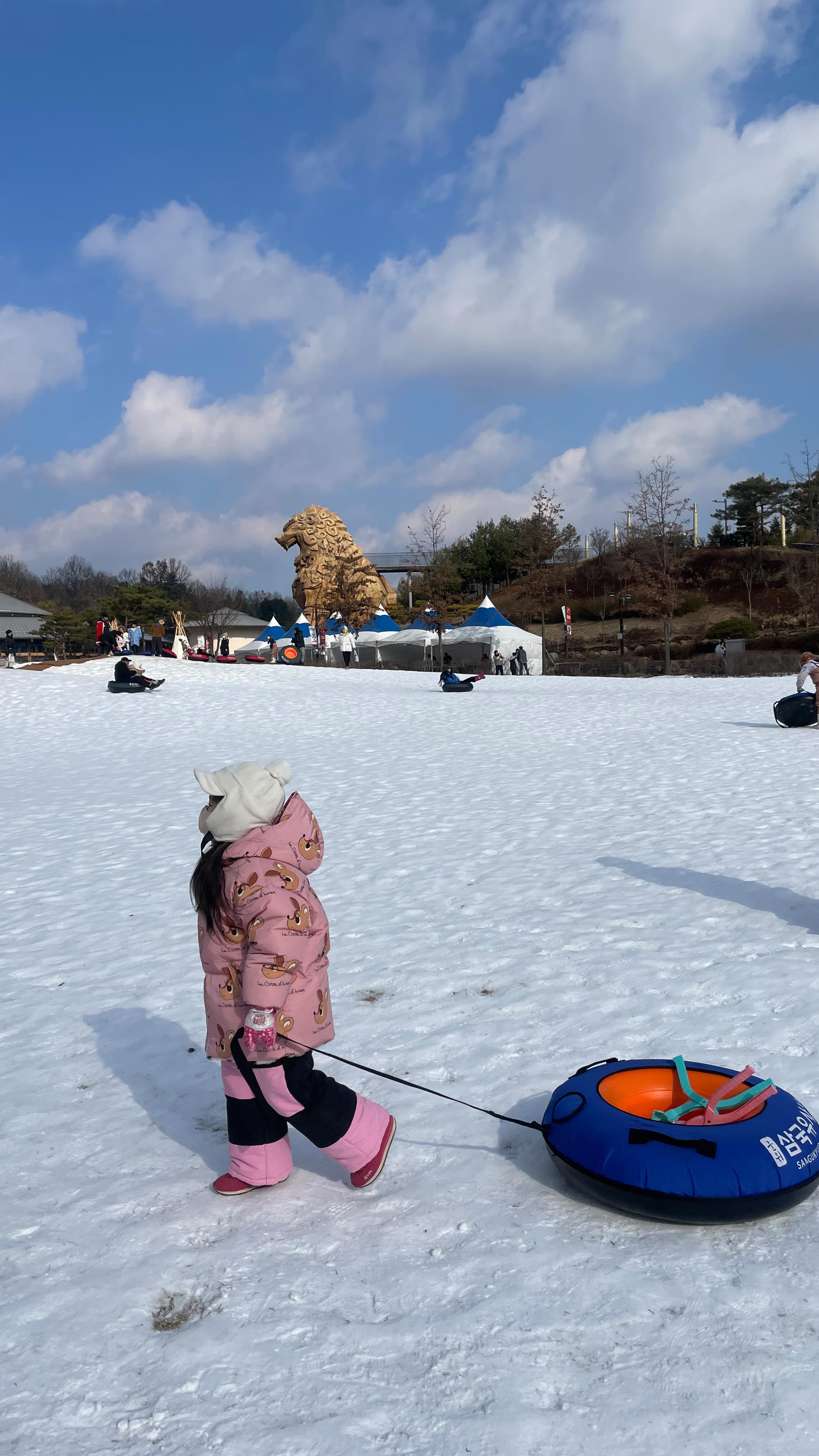 ᴍᴇʀʀʏ ᴄʜʀɪsᴛᴍᴀs⛄️

눈썰매는 안타지만 튜브썰매는 좋아하는 율이
작년에 너무 잘놀아서 올해도 다녀옴🛷
작년이랑 조금 다르게 눈썰매 경사가 많이 낮아졌지만
7살 율이가 놀기에는 딱 좋았다😝

눈썰매 실컷타고 참참참게임 참여해서 사탕도받고
캐롤공연,마술공연까지 너무 신나게 즐기고옴ㅋㅋㅋㅋ
엄빠가 더신나게 즐겼던 공연 최고였어요🎺🥁🤹‍♀️
3인가족 입장료 2만원에 하루종일 신나게 뽕빠지게 놀기❤️

.
.

📍군위 삼국유사테마파크
▪️군위군 의흥면 일연테마로 100
▫️네이버예매시 더 저렴해요!
입장권 대인 7.000원 , 소인 6.000원 ,36개월미만 무료
( 튜브썰매 대여 2000원 / 보증금 2000원 )
▪️매점.식당 있어서 간단하게 간식,식사 해결가능

.

#삼국유사테마파크
#대구근교눈썰매장