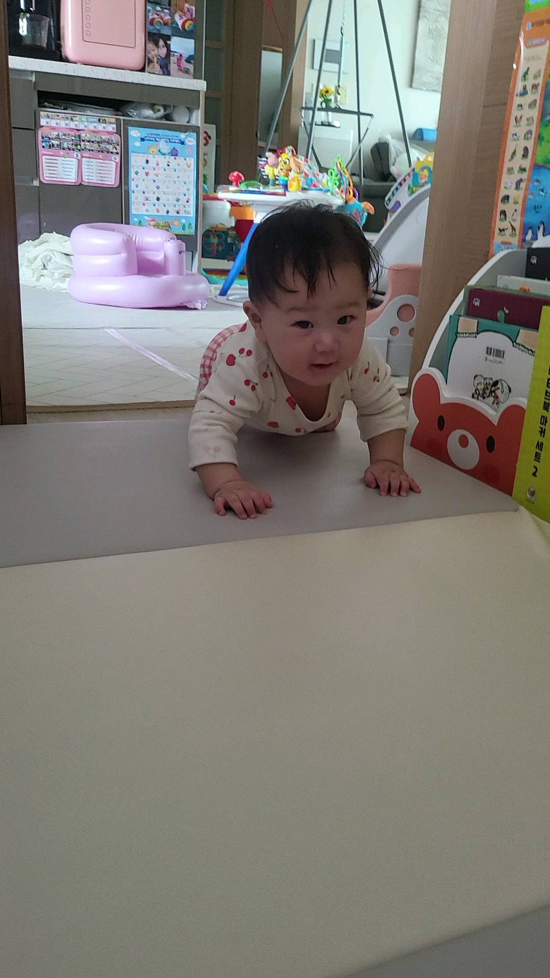기어오다 한박자쉬기😉
마지막에 머리박기 킬포😆

#8개월아기 #하랑이ღ #한박자쉬고 #기어가기 #귀요미 #baby #babyboy #babymodel #유아놀이 #아기랑놀기 #엄마표놀이 #부르면온다 #육아소통 #육아일상 #육아맘일상 #육아정보