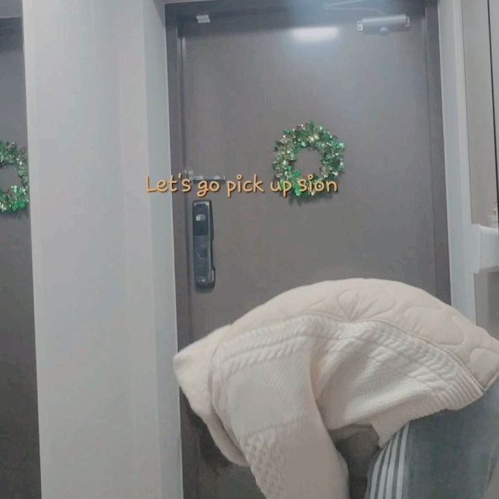 #첫릴스 #릴스 #시작 #육아 #딸맘 #집밥 #간편요리 #나혼자요리한다 #요리 #저녁메뉴 #혼밥 #고민 #독박육아 
#그래도 #나오늘 되게 #열심히 #살았다 #육퇴 
#행복이별거냐 #지금 #내가 #하루 잘버티면되는거지ㅎㅎㅎ

치즈.계란 소고기 덮밥
난이도 ☆☆
재료_양파1/2개,파 초록부분1대,계란2개,소고기(치마살)120g,연두한숟가락또는 간장한숟가락,
후추1꼬집,허브솔트1꼬집,밥120g
1.양파를 채썰어 올리브유에볶다가 간장 또는연두를 넣어 갈색이 되면 밥위에 얹어주세요~
2. 계란은 잘풀어 송송썬파를 넣어 프라이팬에 스크럼블을 만들어주세요~
3. 소고기는 한쪽면이 익었을때 바로뒤집어 솔트소금을 뿌린 후  30초후 뚜껑을 닫고 잔열로 소고기 안쪽까지 잘익혀주세요
4. 밥위 볶은 양파.계란스크럼블.소고기 순서대로 올린 후 모짜렐라치즈를 얹어 뚜껑을 닫고 전자레인지 50초~땡~~맛있고 영양넘치는 치즈계란 소고기덮밥 완성🤗

부족하지만  예쁘게 봐주셔서 감사합니다~😚

다들 오늘하루도 고생많으셨습니다 😊