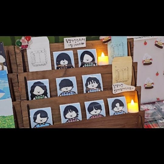 여러분:>! 
저는 이제 v16 #서일페 부스 설치를 끝내고 집으로 가고 있어요,,,,,

어린이집 반차내고 갔는데 부스 설치 다하고 나니까 걷질 못하겠어요,,,,,
내일 몸살날거같은데,,🥹 

부스,,,,나름 신경쓴다고 썼는데 괜찮은지 모르겠어요,,,,,,,,,,,😭
부스가 크니까 꾸며도 꾸며도 끝이 없고 제 체력만 끝이 있더라구요,,,,

내일과 모레에는 제가 어린이집 출근하느라 자리에 저 대신
시몬스같은 분들이 계실거에요 히히  많이 들려주세요🥹

저는 일단 3시간쯤 자고,,,,,내일 출근해볼게요,,,,

방명록과 셀카존 준비해놓았으니 꼬옥 들려서 글 많이 남겨주시고
저의 하루와 함께 해주세요🥹

주말에 기둥 뒤에 숨어서 만나요 여러분💖
좋은 새벽 보내세요!!