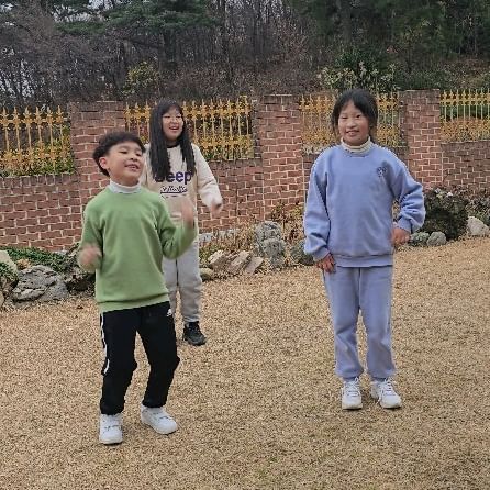 귀여운 릴스 초보들🫣
.
친구에게 어설프게 배워와서ㅋㅋ
해보고싶다는..너님과 ㅋㅋ
너님을 따르는 너님들♡
.
정말 오래된 노래의 선곡으로
덕분에 추억이 새록..새록..
.
.
.
#릴스초보#챌린지#초보#우리는#삼남매#추억되새기기#댄스남매#몸치는#유전#소소한행복#사랑해#소중한시간
