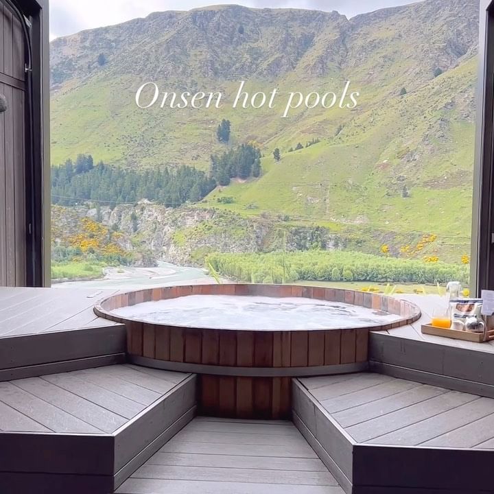 뉴질랜드의 퀸즈타운 액티비티
열심히 노느라 영상이 많이 없네^_____^

📍Skyline Queenstown
▫️퀸즈타운 대표 액티비티
▫️루지, 패러글라이딩, 스카이다이빙, 곤돌라, 보트 등 
(미리 예약 안 하고 날씨보고 좋으면…)
▫️주변 유료주차장 있음(구글 맵) 
▫️하늘 날기 너무 재미있음 

📍Onsen hot pools
▫️1-2달 전 예약이 꽉 차던데…
 못했다면 일단 전화해서 캔슬건 문의하기
▫️황홀한 대자연을 감상하며 1시간 온천 가능
▫️운 좋게 당일 예약으로 힐링 하고 옴🖤

퀸즈는 호수 주변에 좋은 숙소가 많아서, 
별 거 안하고 숙소에서 뷰만 봐도 행복…….🤍

#퀀즈타운 #뉴질랜드남섬 #뉴질랜드여행 
#뉴질랜드 #해외여행 #여행 #일상 
#온센핫풀