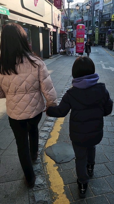 #연휴보내기❣️ 
#연휴즐겁게보내기 ✨

크리스마스 연휴가 끝났네요! 🎄

호성이와 함께한 #성남동눈꽃축제는 
정말 멋진 경험이었어요! ☃️ 

물론, 여행 중에는 먹방이 빠질 수 없죠! 😋 

염통, 경주 10원빵, 탕후루까지... 

돌아가는 길에는 놓칠 수 없는 
칼국수먹방까지 완료했습니다! 😆🍜

우리 아들은 구경보다는 음식에 집중하는 모양이네요. 사람이 많은 날이라 더 흥분한 모양이었어요! 이해하고 넘어가면서 즐거운 시간을 보낸 것 같아요! 🤣🤣

이제 다시 일상으로 돌아와 
열심히 하루를 보내고 있어요. 

#연휴후유증극복 하시면서 좋은 하루 보내세요! 💕