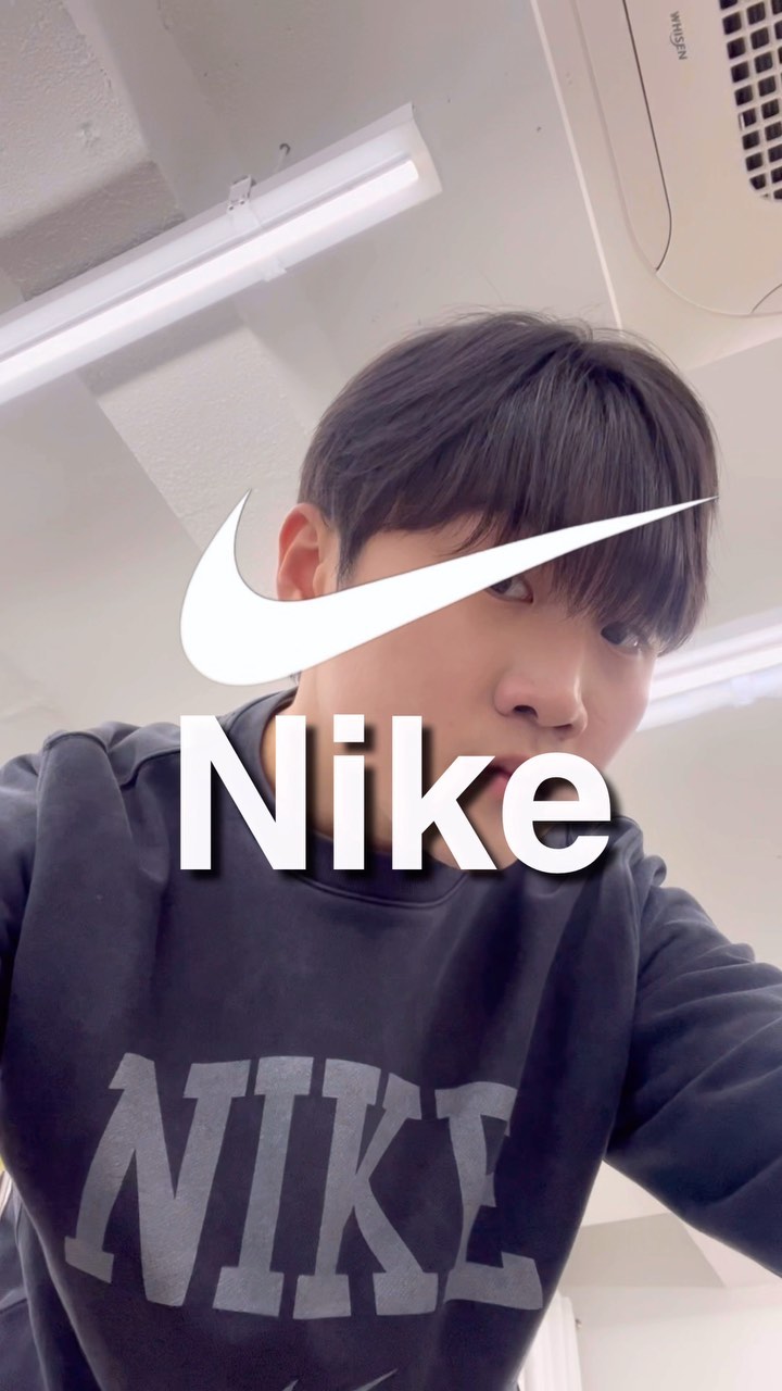 #광고 #nikefootball 
빛이 그대로 살아 있는 나이키 에어 포스 1 ’07디자인은  농구화로서 많은 사랑을 받아온 디자인에 새로운 멋을 더했습니다. 튼튼하게 스티치 처리된 오버레이와 깔끔한 마감 처리, 과하지 않는 스타일

농구화를 위해 고안된 나이키 에어 쿠셔닝이 온종일 편안하고 가벼운 착화감을 제공합니다.

로우 컷 실루엣이 깔끔하고 매끈한 룩을 연출합니다.

커플 아이템으로도 강력 추천드려려요👩🏻‍❤️‍👨🏻

#나이키 #나이키풋볼 #나이키 #나이키서울 #나이키에어포스 #에어포스 #나이키운동화 #나이키런닝
