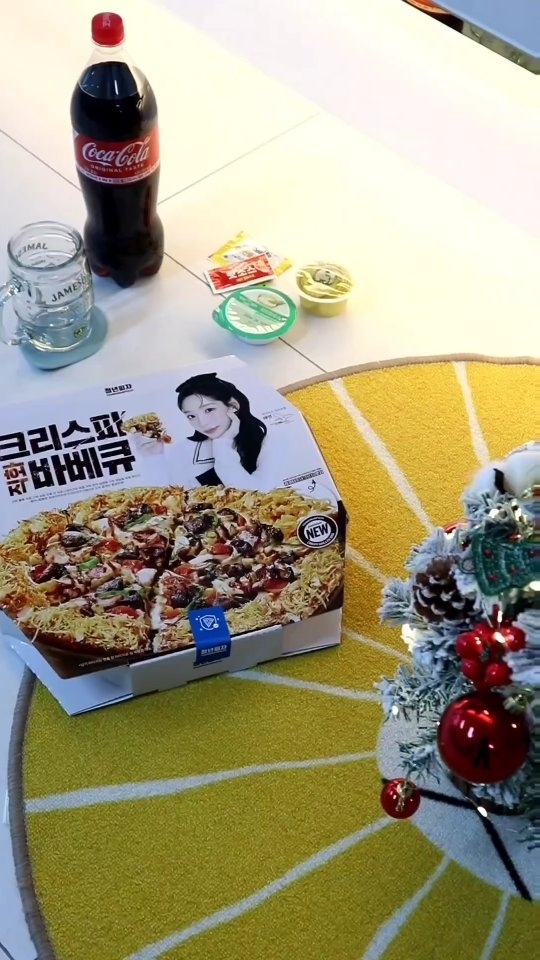 협찬) 청년피자 크리스피 직화 바베큐 신메뉴가 나왔어요😆

리코타 포테 크런치엣지로 감자 후레이크가 올라가 바삭바삭하게🎶 직화 스테이크와 장작 삼겹에 구운 마늘에 다양하고 풍성하게 올라간 토핑까지 완벽 갓벽!
넘맛있어서 말잇못 👍🏻👍🏻

연말모임할때 딱 좋은 메뉴 인정쓰💯

▪️요기요
〰12월 18일(월) ~ 24일(일) 쿠폰 적용 시, 최대 1만 4천원 할인 (기본 4,000원 + 룰렛 이벤트)

▪️배달의민족
〰 매주 화,수,목 3,000원 할인
〰 12월 25일(월) ~ 12월 31일(일) "최대" 7,000원 할인
〰 12월 배달의민족 화,수,목은 브랜드관 브랜드찜 할인혜택

▪️주문하기 👉🏻-https://url.kr/9ij8nl

-

-

-

@y_manpizza #청년피자 #크리스피직화바베큐 #청년피자신메뉴 #피자 #먹스타그램 #피자먹방 #피자맛집 #피자맛집추천 #피자신메뉴 #피자메뉴 #피자메뉴추천 #피자추천