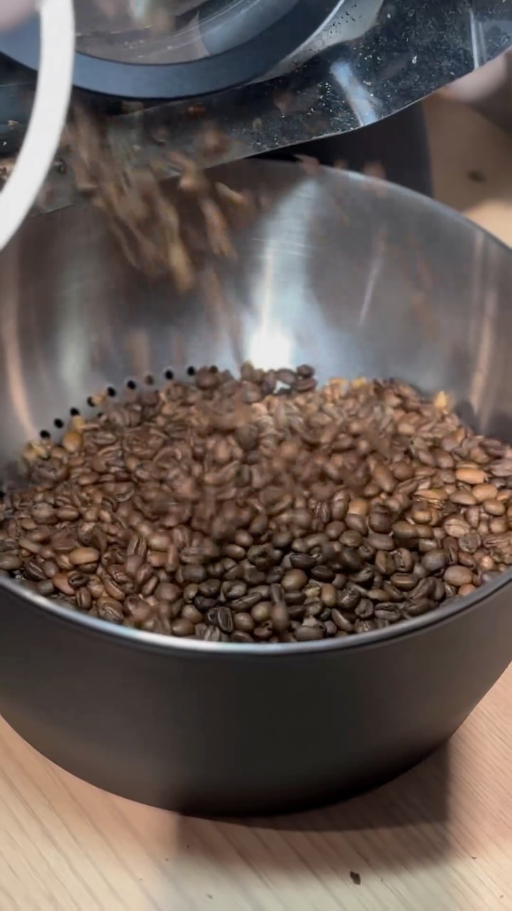 roasting study @no_morecoffee @aillio.kr 

노모어에서는 매주 재미난 로스팅 클래스가 열리고 있어요☕️
오늘은 불렛 로스터기를 이용하여
"배출 온도의 변수에 따른 맛 변화“의 주제로
핸드픽부터 커핑까지 진행되었답니다!☕️