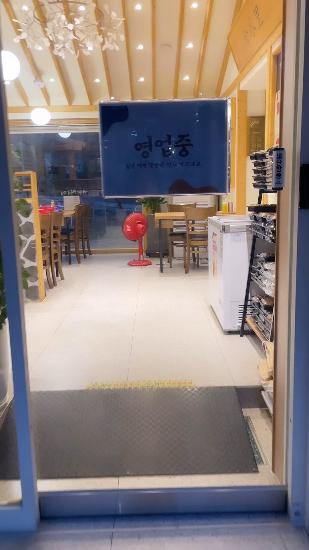 #협찬
오늘은 개수리막국수 안산반월점🥩
가족 다같이 갔는데 간도 적당하고 나이불문 맛있게 너무 잘 먹었다🤤

6명이서 대화파불고기랑 메밀막국수, 털레기수제비 먹어버리깅!!

👅 ’대화파🔥고기‘ 는 장인의 비법간장에 재운 부드러운 🐂고기와 달큰한 대파향을 더해 맛을 낸 옛날🔥고기 짱맛!!👍

👅 ‘텔레기수제비’ 는구수한 된장육수에 시원한 맛의 🦐와 갖은 채소가 들어간 따뜻한 별미

네이버 플레이스 링크 : https://naver.me/5jYGUElq

✅ 세트메뉴 주문 시 13,000원인 닭튀김과 수육 -> 10,000원 할인
✅ 사계절 내내 맛있는 일품별미가 가득한 복합외식공간

#반월동맛집 #안산맛집 #반월역맛집 #옹심이맛집 #불고기맛집 #전골맛집 #수제비맛집 #칼국수맛집 #안산막국수 

#likeforlikes #like4follow #like4likes #l4l #like4likes #daily #likeforlikes #likeforfollow  #followforfollowback #follow #followers #follow4like #follow4followback 

@gaesurimaggugsu_