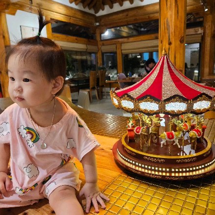 27일 ~ 30일 예나일상______

어린이집 하원하고 목요일은  채연(소하) , 민선(나은) 놀러옴!
점심겸 저녁으로 찜닭 먹고 , 애들은 미끄럼틀 태우고
저녁에는 오빠 퇴근하고 구영리로!!!
채연이랑 민선이 오빠들 소환해서 카페서 수다떨기 😍❤️

금요일은 문센 마치고 국밥이랑 카페 조지기!
 그리고 채연이의 오빠가 울주군 육종지까지 델다줘서 육종지까지 편하게 갔긔___
영유아 놀이실에서 각자 애들이랑 놀아주고~
나갈 시간이 됬을때 채연이 친언니랑 조카가 와서 육종지 도서관에서 시간 보내고 구영리 카페가서 시간 보낸건 안비밀!
그리고 저녁으로 채연이랑 오빠랑 샤브 먹음!

토요일은 채연이랑 소하 집에 놀러와서 점심겸 저녁으로 육회랑 김밥 먹고
저녁에는 수형이오빠와 아영이 만나서 카페가서 수다타임으로 마무리😊

이건머 일기가 따로 없노..😢

#아기 #베이비 #베이비모델 #아기모델 #아기랑함께 #범띠아기 #범띠딸램 #딸래미맘일상 #육아일상 #육아일기
#육아스타그램 #도치맘 #아기들과함께 #육아소통 #육아선팔 #선팔맞팔 #좋아요