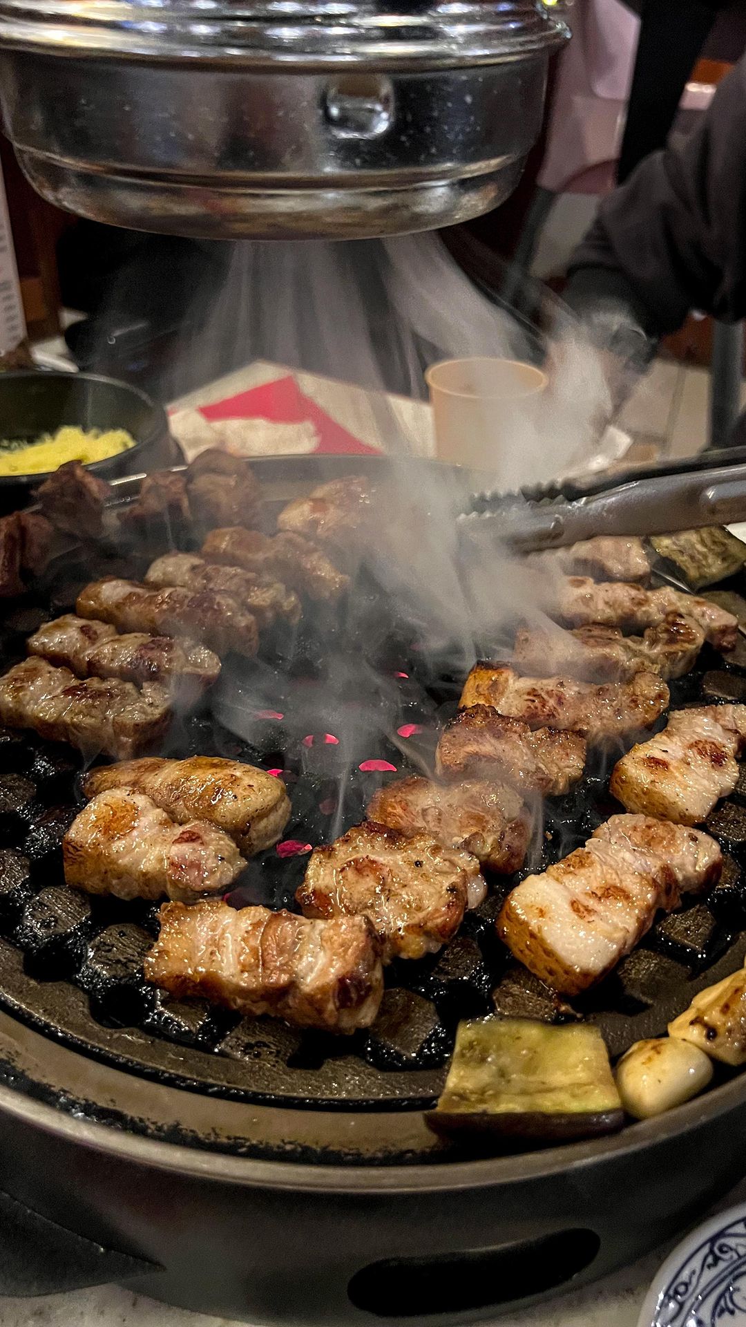 통삼겹 통목살,,맛집은 웨이팅이 증명 하겠죠?
구워주니 먹기도 편하고, 찬은 so simple이지만,
케일장아찌에 소금만 있어도,,,,그냥 꿀떡꿀떡

양파 버섯들어가고 먹으면 아는 그 맛이지만
안먹으면 서운한 하얀리조또 이게 또 묘미~🩵🩵
된찌에 비벼무니 맛있던데ㅋㅋㅋㅋㅋㅋ
아주 야무지게 잘 먹었네~
잼께 놀았-3- 담에 부산 놀러오삼요

📍진해_장천집
-
-
-
#차밍푸드 #차밍푸드_진해
#진해 #진해맛집 #진해고기집 #창원맛집 #창원고기집 #용원맛집 #자은동맛집 #용원동맛집 #석동맛집 #마산맛집 #합포구맛집 #부산근교맛집 #구워주는고기집 #리조또맛집 #된장찌개 #맛집추천 #부산맛집 #하단맛집 #명지맛집 #현동맛집 #용원고기집 #samgyupsal #kfood #koreanfood #장천집 #콜키지프리 #mukbangvideo