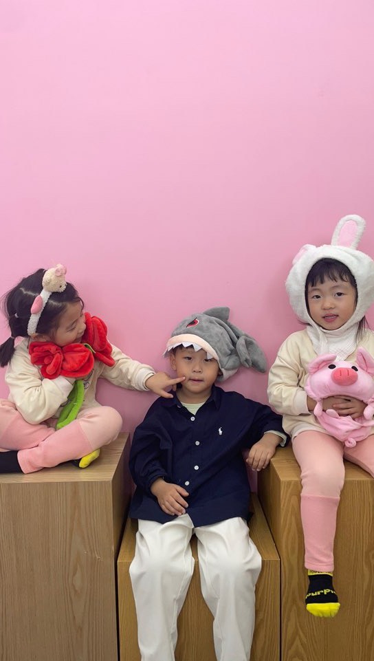 금란어린이집 친구들
경상도에서 다시 만나다니 꿈만같았다💕

아이들 선물이랑 내선물도 서프라이즈로 준비해주고
갬동의 신혜니🫶🏻

이롤롤로 사랑해💖

#아기친구들

@_sun_person

#마산히어로플레이파크