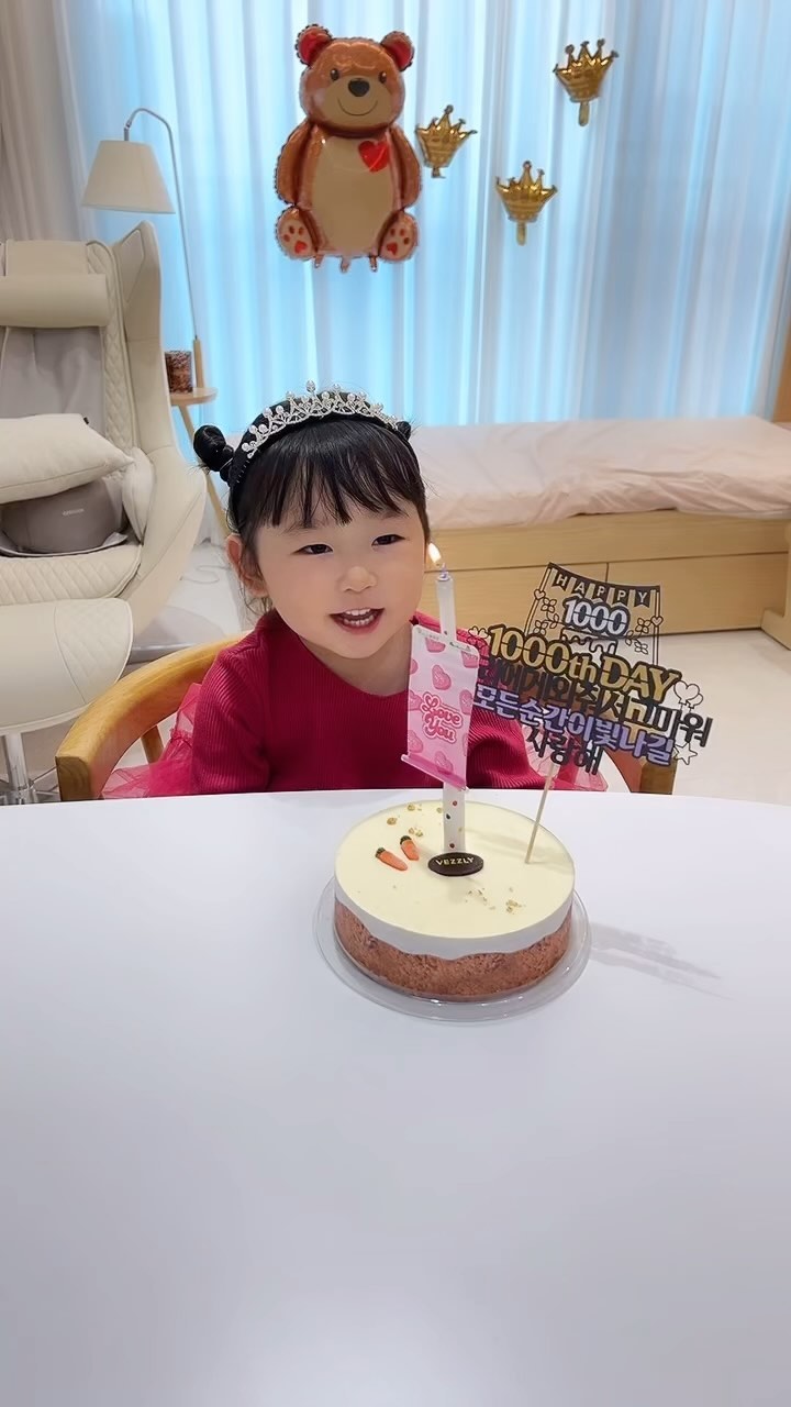 -

홍라유리 1000일❤️

우리 딸내미 1000일동안 크느냐 고생 많았어
엄마도 고생 많았지…🤣

앞으로 더 많은 시간 엄마랑 친구처럼 사이 좋은 모녀 사이가
되어서 데이트도 많이 하고 행복하자🥰

@seongwoo.happy 아빠로서 고생 많았고
더 힘내서 열심히 살아보자 ㅎㅎㅎ😅😋

사랑해 홍라율이❤️❤️😍🥰

#아기모델 
#1000일아기 
#모녀
#홍라율이이쁘게잘컸네