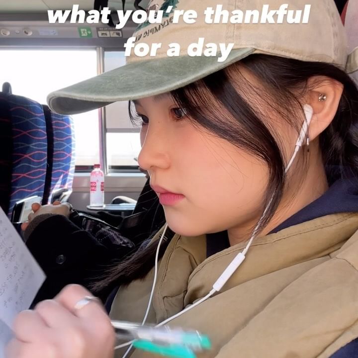 내가 활력을 얻는 방법🔥✨

하루를 마무리 하기전, 
하루를 되돌아보면서 내가 감사했던 것을 적어보기😆

무슨효과가 있냐구요??

✅감사일기를 적어서 얻는 효과📝

1.내 삶의 일부분이 점차 활기차고, 긍정적여진다.
(꾸준히하다보면 내 삶 전체로 확장된다💪🏻)

2.당연하다 생각되던 것들이 당연하지 않음을 깨닫는다.

3.꾸준함 ↑증가↑
꾸준하게 하는것이 어려웠던 나에게
매일 감사일기를 쓰는 건 ‘도전, 챌린지’ 였다.

하지만 감사한 것을 찾다보니 너무나 많았고, 
꼭5분이라도 시간을 내어 꾸준하게 작성하고 있다.

📌여러분들이 활력을 얻는 방법 댓글로 공유해주세요 ~!

<호기심 대마왕 도숀>
🌱팔로우 하고, 많은 정보 얻어가세요 ~!✨
@city._.on
@city._.on
@city._.on
#감사일기#기록#도숀하고싶은거다해
#21라운드 #I캔두 #티나쌤 #숏골인챌린지