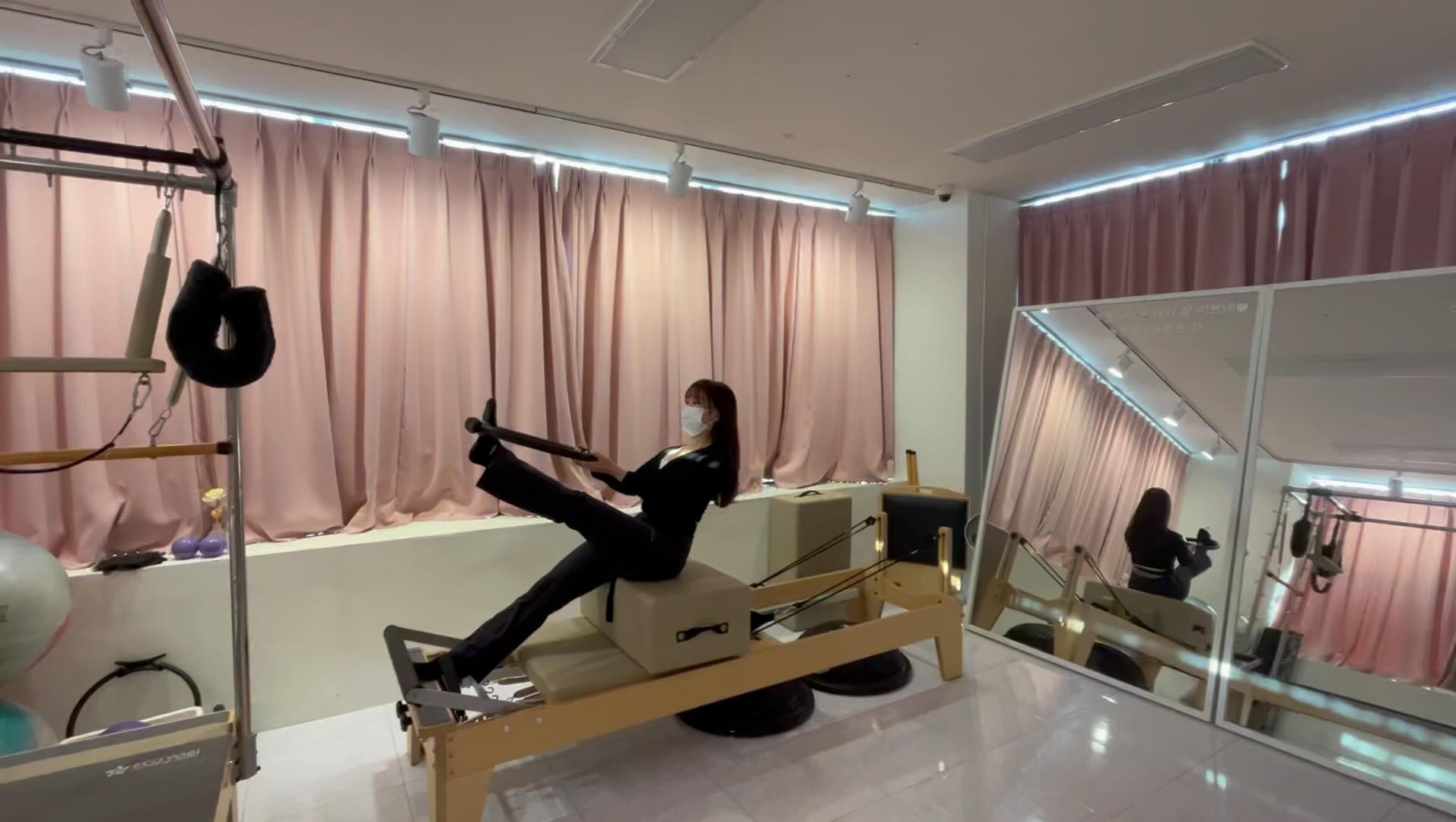#위드윰필라테스
오랜만에 업뎃!!!
곧 다가오는 크리스마스를 위해 완벽하고
아름다운 트리동작 보여주시는 울 회원님💚
크리스마스 이브에도 봬용🎄❤️
-
-
✅ 네이버 : 위드윰필라테스
💛 카카오톡 : wypilates
📍 서울특별시 구로구 경인로 20가길 5, 6층
☎️ 010-3375-0880