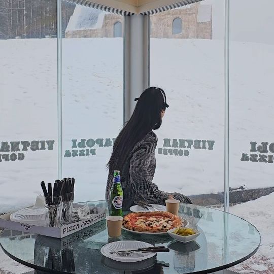 눈 내리는 날 가야하는 통유리의 나폴리피자집🍕❄️

통유리로 보이는 온통 새하얀 세상에
언덕위의 교회까지 완벽한 조합을 이루는 
나폴리피자 대관령본점🍕

나폴리 정통 화덕피자를 먹을 수 있는 이곳은
2층에 비해 1층은 통유리+ 사방에서 문을 열 수 있고,
한번 열고 들어오면 안닫는 손님과🥺
난로에 연기가 세어나와 환기때문에 잠깐 열어놓은
문때문에 벌벌떨면서 먹었지만
풍경이 멋있어서 한번쯤 가볼만한 피자집이에요🍕

+바로 뒤 실버벨교회가 있어 함께 들르기 좋아요⛪️ 

🏷 @oh.150 계정을 팔로우하시면 최신 여행 정보들을 발빠르게 보실 수 있어요🫶🏻

📍강원도 나폴리피자 대관령본점
▪️00:00 - 24:00 (네이버 지도상 영업시간)
▪️강원 평창군 대관령면 경강로 5105-2
▪️12월30일 토요일기준 2시30분쯤 방문하니 4시부터 영업시작한다고 하셨음(참고하세요)
▪️2층은 히터로인해 따뜻, 1층은 추웠어요😭
▪️주차가능, 뚜벅이도 갈 수 있어요🚌
▶️횡계버스터미널에서 420번탑승, 차항2리하차 후 도보5분

#윤정_강원도 #윤정_대관령 #대관령여행 #대관령맛집 #강원도맛집 #나폴리피자 #겨울여행지 #대관령가볼만한곳