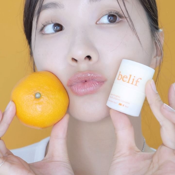 #광고 빌리프 립세린💋

저만그런가요? 올해는 더 건조해진것 같은 느낌😕
 건조할때 피부에  영양을 주는것 처럼, 입술에는 “빌리프 립세린”으로 영양과 보습을 주세요!🍊💦

 간편하게  언제어디서나 ‘톡! 쓱-싹’ 하면
즉각적인 각질 개선 효과를 느낄수 있을거예요!

 저는 보통 취침전, 메이크업 전에 듬뿍 바르는 편인데요,  취침전 사용하면  다음날 아침 한결 부드러워진 입술로 하루를 시작할수 있었어요!
 입술에 쓱싹  바르고 손가락에 남은 잔여물은 큐티클에 바르는것도 촉촉한 뷰티생활 팁😉

올겨울 글로우립도 유행인데 립세린을 듬뿍얹어보는건 어떨까요!

#빌리프  #빌리프립세린  #슈퍼나이츠멀티비타민립세린  #슈퍼나이츠멀티비타민마스크 #lipcerin #싱글즈 #인품사