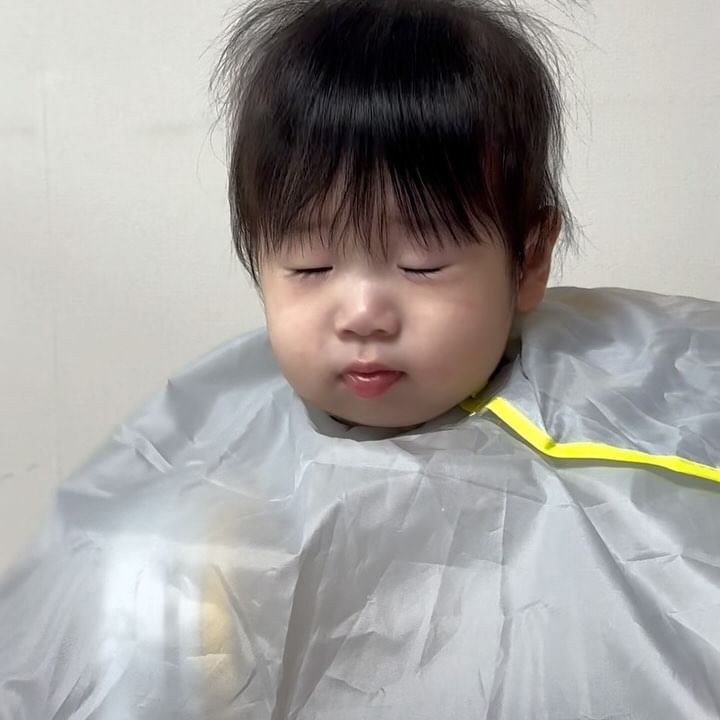 #엄마표미용실 오픈✂️

👦🏻엄마한테 맡겨도 되는거 맞지…
첫째와 다르게 머리숱이 너무 많은 둘째 #집에서이발하기

#헤치지않아
#엄마가이쁘게해줄께
#엄마만믿어아들