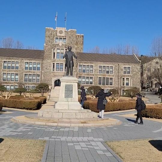 연세대학교 & 국립중앙박물관
겨우 두군데 갔는데~
너무 추워서 아이들 체력이 급 방전 😭
사실~나도 너~~무  춥다.😂
장갑을 껴도 손가락이 깨질것 같다.

#서울여행 #추위를몰고다니나? #-12도란다 #기억에남겠지
