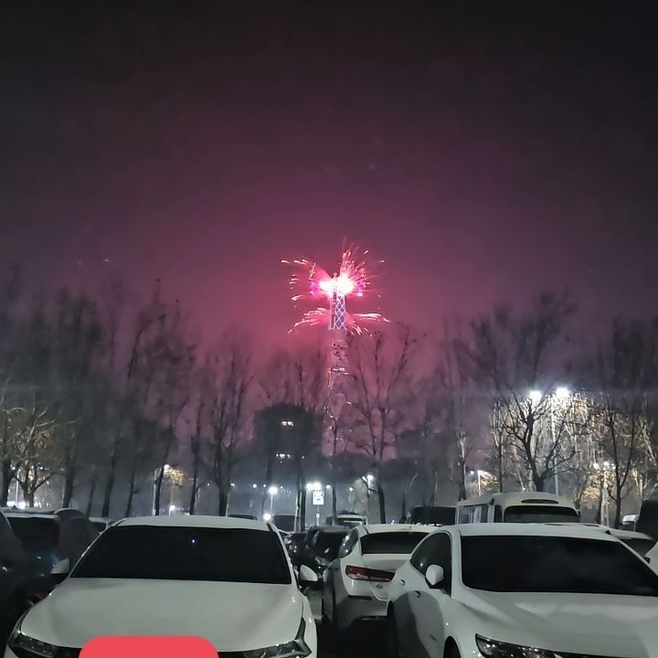 💜

우리 여섯식구 다같이 2024 새해 카운트다운💜
짧은 불꽃쇼였지만 우래기들 다들 좋아해줘서 다행💕
벌써 너희가 9살7살5살 이라니....놀랍다놀라워...!
엄마가 넘 바빠서 미안하고.. 그럼에도 예쁘게 잘 자라줘서 고마워🥰
우리 2024년에도 행복하고 아프지말자😍

#새해 #새해카운트다운 #롯데타워 #롯데타워불꽃쇼
#2024 #청룡의해 #건강하자 #행복하자 #지금도잘하고있어
#사랑해 #우리가족 #다둥이네 #사남매네