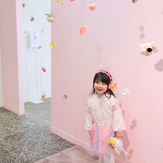 엄마에게 가장 예쁜 꽃🌷 

아름다움을 알아가는 너희에게

아이의 마음을 읽는동안
부모의 마음은 꽃밭이 되니까.

아이들과 가기 너무 좋은 이 전시는
🪧 #서면미술관 @smma.official
#미술관에피는꽃 이라는 전시랍니다♡

지난 겨울여행도 너무좋았는데,
이번에도 초대해주셔서 아이들과 즐거운 추억을 남겼어요
#협찬 다시한번 감사합니다🩷

🌿2023.10.09일까지 
평일 및 일요일  11시~19시
토요일 11시~ 20시(입장마감18시)
문의는 051-805-0555

성인 1만원
청소년 8천원 
어린이 36~만12세 6천원

#신규전시#부산전시#리뉴얼
#전포거리#전포카페거리#서면전시
#서면데이트#부산이색데이트#서면맛집
#두딸맘#부산마미#육아맘트립
