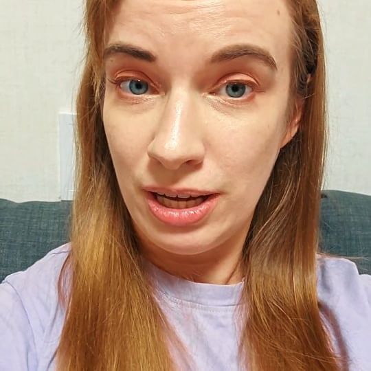 Chobok (초복) to jeden z trzech najgorętszych dni lata. Tradycyjnie jadło się wtedy zupę z psiego mięsa, jednak współcześnie Koreańczycy raczej wybierają samgyetang (삼계탕), zupę z kurczaka. Zupa ta jest "orzeźwiająca" i jest sposobem na radzenie sobie z upałami, a do tego jest bardzo odżywcza. 😊 A jak Wy sobie radzicie z gorącym latem?
PS. Jestem w szoku, że aż tyle osób zareagowało niedowierzaniem na mój story o tym, że w Korei je się (coraz rzadziej, ale wciąż) psy. Myślałam, że to wiedza powszechna. 🤔🤔🤔

#korea #koreańskietradycje #koreańskakuchnia #koreapołudniowa #chobok #samgyetang