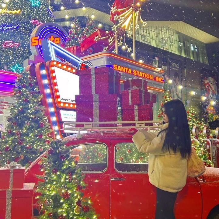📍영등포 SANTA EXPRESS

영등포 타임스퀘어에 이번에 더 예쁘게 꾸며놨더라구요🎄
알록달록한 색감 때문에 사진이 너무 잘나와요🫶🏻

화이트크리스마스라 눈이랑 함께 찍을 수 있어서
더 예뻤어요🎄✨

‼️다른곳처럼 예약안해도 볼 수 있으니 다들 구경가세요‼️

✔️영등포역 5, 6번 출구 영등포 소방서 맞은편
✔️신세계 타임스퀘어 10:30- 22:00