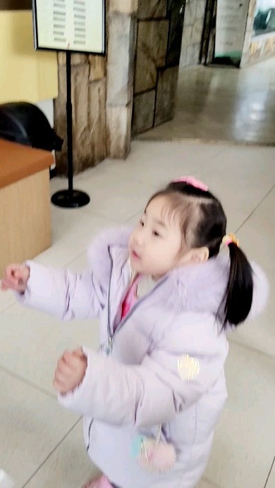 오늘은

#오산버드파크 #앵무새 
#크고귀엽다 

오산시청에 주차하면 바!로! 옆건물인 버드파크🦜
새들이 정말 사람을 잘따르고 예뻐서 재밌었당

계속 달라고 발로 툭툭 치고 부리로 잡아당기고ㅋㅋㅋ
오빠 모자 스트랩? 이 재미있었는지ㅋㅋㅋ
오빠 어깨에 올라와서 한참 가지고 놀고ㅋㅋ
다른 동물들도 많았는뎅 큰 앵무새들이 젤 좋았당💕