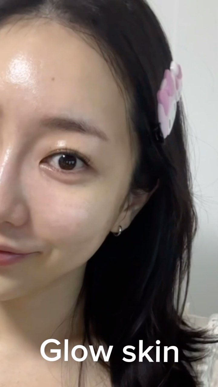 #광고 
요새 피부에 광난다는 이야기를 정말 많이 듣고 있어요!
연말이 되면서 모임이 많아지는 만큼
피부 관리에 더욱 신경써주고 있답니다

제가 항상 중요하게 생각하는건 피부결 / 광 이거든요
단순히 크림이나 오일을 발라서 광을 내주는건 일시적이에요
속수분부터 촘촘하게 흡수 시켜주는게 중요해요
그리고 이렇게 속보습을 채워주면 모공도 더 매끄러워 보이기 때문에
피부결도 좋아보이는 효과가 나거든요

그래서 피부 탄력을 채워주는 Face-up 모드와 
스킨케어 제품을 깊숙히 흡수시켜주는 Cos-up모드를
중점적으로 사용하면서 연말모임을 준비하고 있어요!

하 지 만 !
탄력, 미백, 피부결, 모공, 화장품 흡수 등 7가지 기능으로 토탈 관리가
가능한 듀얼소닉 맥시멈인 만큼
여러분 개인의 고민에 맞추어서 사용해주시면 되어요

크리스마스 트리 보러 가서 찍은 사진에도
멀리서 찍었는데도 광이 잘 표현돼서 너-무 마음에 들었어요!

#듀얼소닉 #듀얼소닉서포터즈3기 #듀얼소닉맥시멈 #피부홈케어 # 피부관리 #연말선물 #여자친구선물 #부모님선물 #연말약속 #뷰티디바이스추천 #홈케어기기