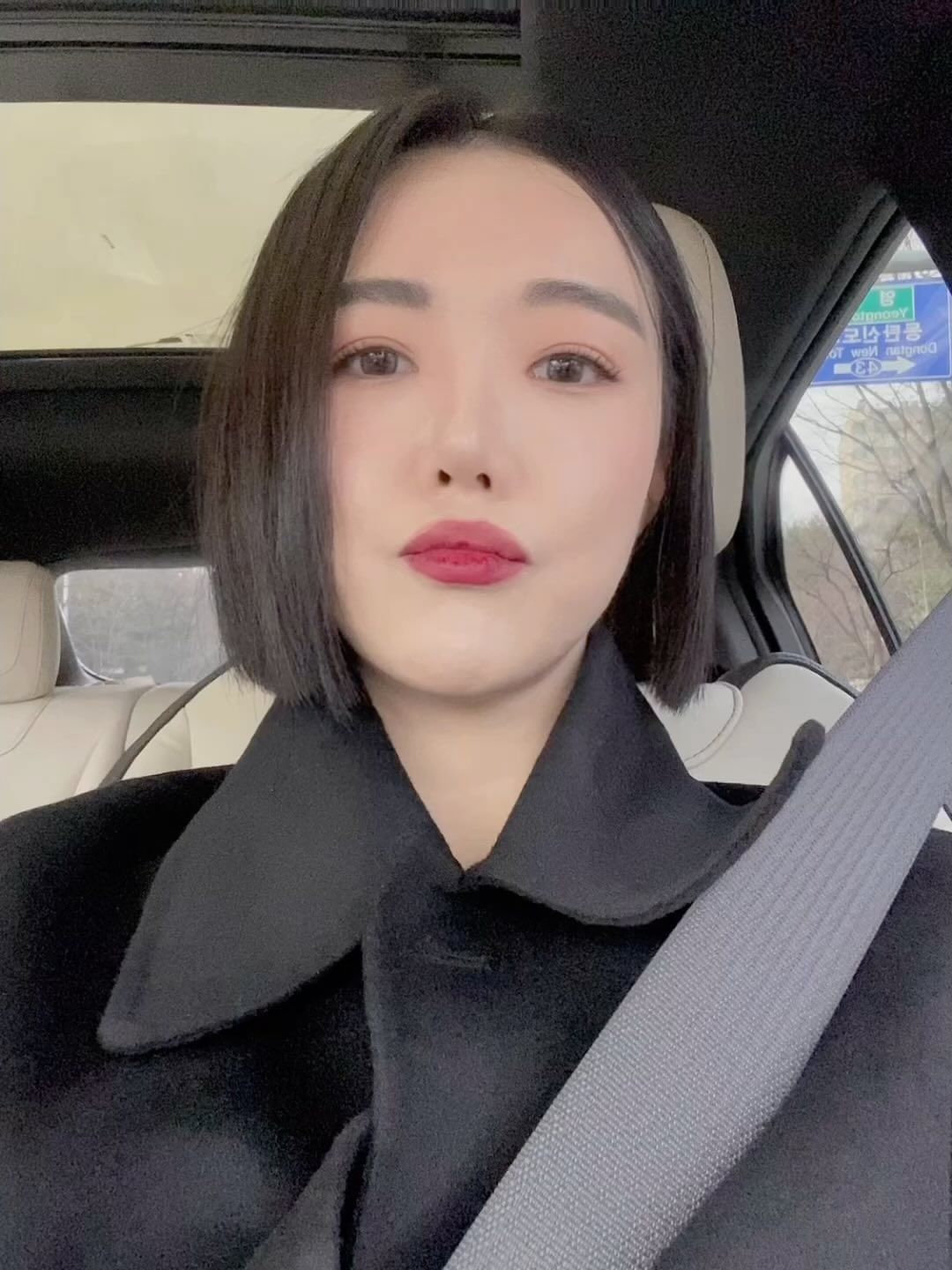 유난히 2023년에는 힘든시기가 많았고 버텨내려고 이겨내려고 안간힘을 썼다 그렇게 정신없이 지내오다보니 어느새 2023년이 끝나있었다  새롭게 맞이하는 2024년!!나의다짐들 꼭 지켜보자 한층 더 성장하자!! 
“모두에게 좋은 사람이 되려고 애쓰지 말것”
“생각없이뱉은 누군가의 말에의미부여하지말것”
“누구보다 나를가장먼저챙기고 사랑해줄것 ”
"사람들에게 너무 많은 기대 하지 말것 "
“꾸준하고 무던하게 행복하게 살것 ”
“아닌 인연에 미련 갖지 말고 나를 힘들게 하는 사람에게 
  억지로 애쓰지말것 ”
“삶을 바라보는 방향과 태도가 같은 사람과 함께 할것”
“좋은사람에게만 좋은 사람되자 ”
“나를 소중히 여기는 사람들과 함께할것”

🛑 2024년에는 담백하게 살자 🛑

벌써부터 느낌이 좋다  지금보다 더 좋고 넓은 새 집으로의 이사와  지금까지 고생햇다고 보상을 해주는듯 복지좋은 회사에서  스카우트 제안이 들어와  높은직급,높은 연봉을 받고  이직예정에 있다 
부디 평탄하기를 ...2024 화이팅!
