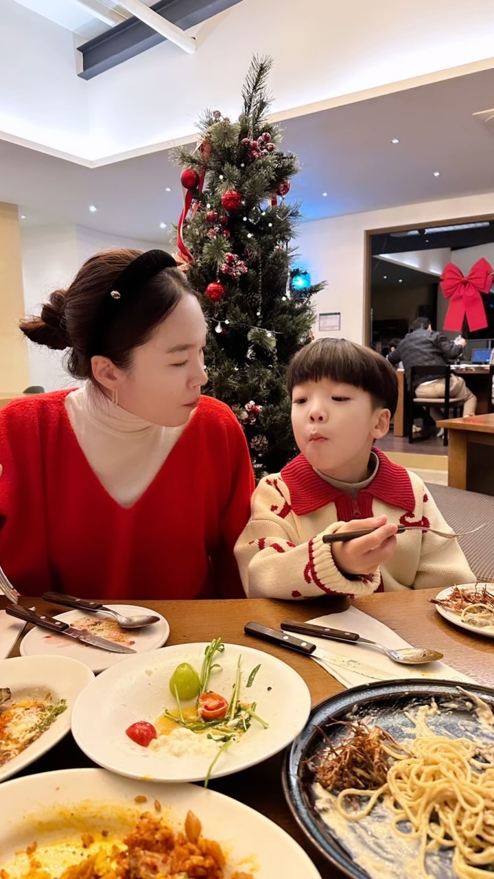 🥰
환이랑 아빠랑 투샷 올렸으니
엄마랑 투샷도 모아 올려야지~~~👩‍👦

환이의 지시에 따라서
셀카포즈 취하는데…
하트라고 했는데 왜 원숭이포즈 같지? 🐒
그래도 최선을 다했어 🤣🤣

#환이와엄마 #꽃보다환이